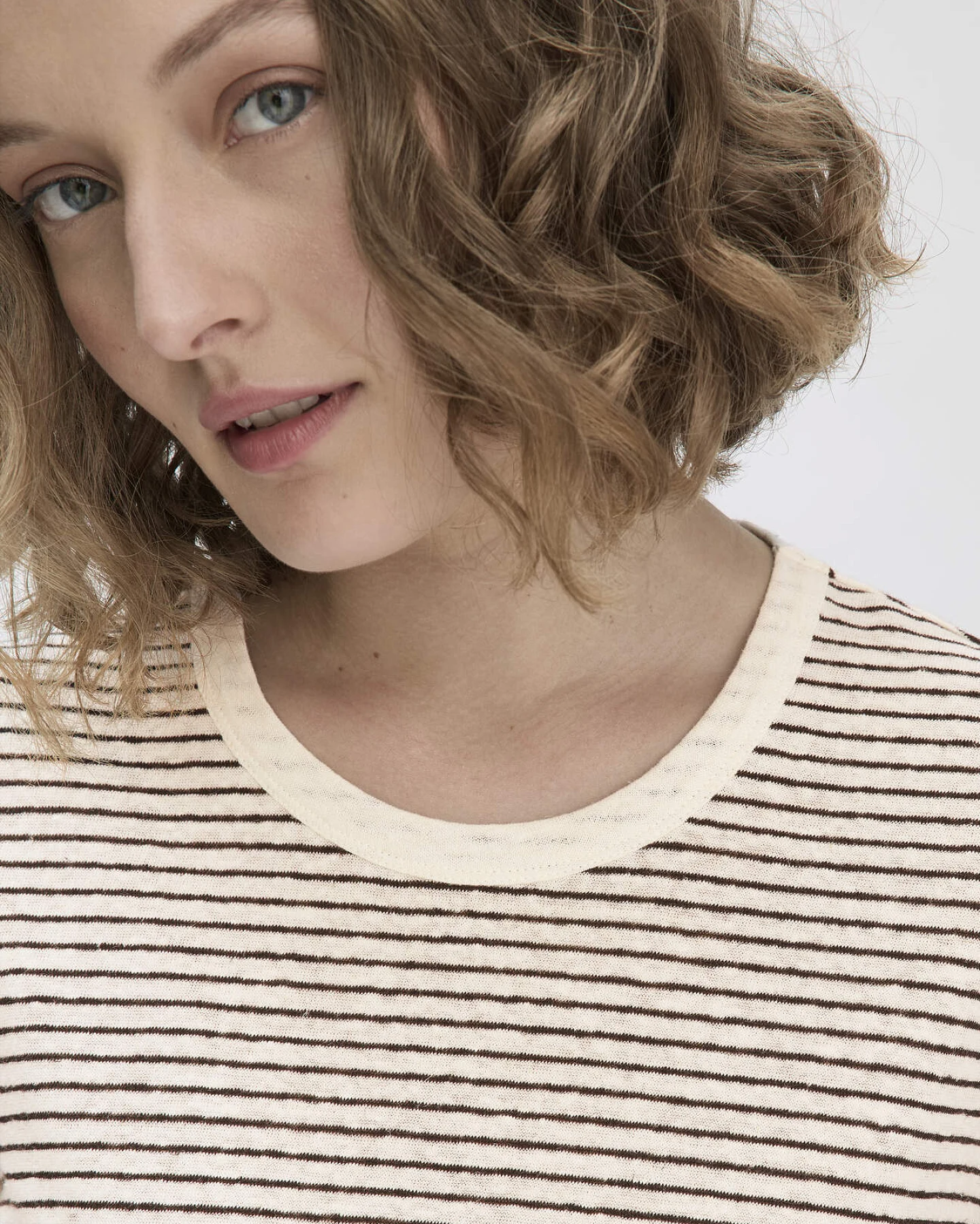 hessnatur Damen Streifen T-Shirt Relaxed aus Leinen mit Bio-Baumwolle - weiß - Größe 40 – Ansicht 4