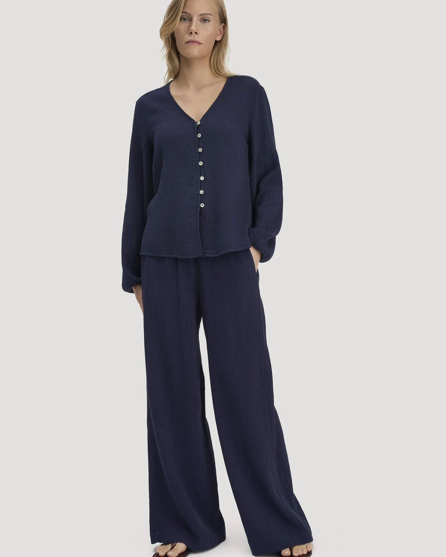 hessnatur Damen Musselin Bluse Relaxed aus Bio-Baumwolle - blau - Größe 36 – Ansicht 2