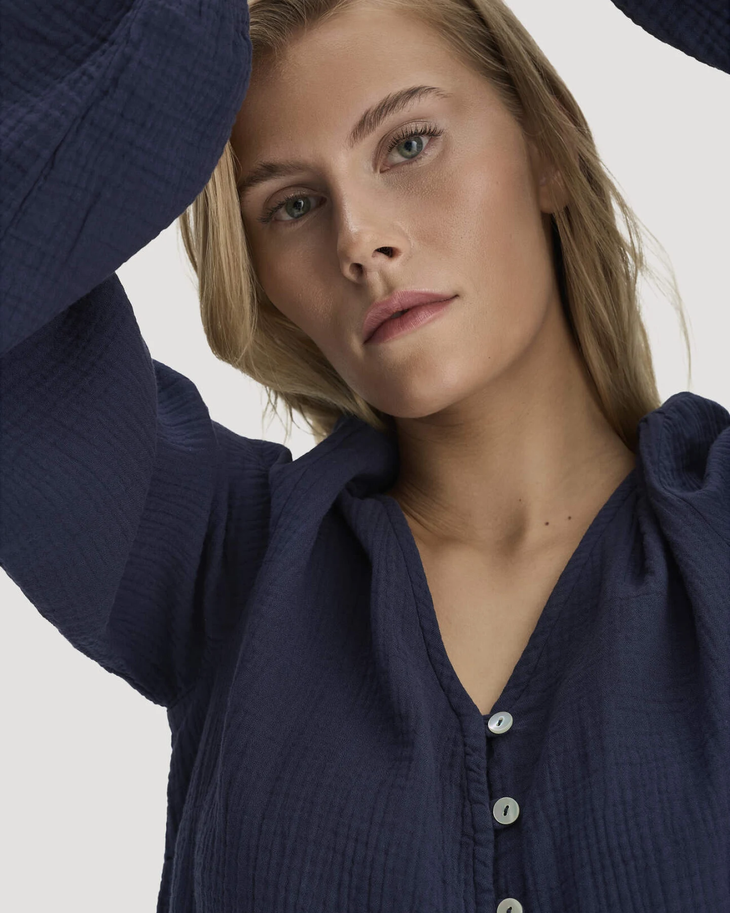 hessnatur Damen Musselin Bluse Relaxed aus Bio-Baumwolle - blau - Größe 36 – Ansicht 4