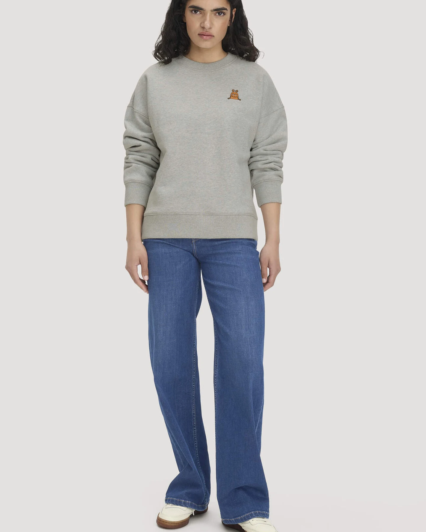 hessnatur Damen Sweatshirt DIE MAUS Oversize aus Bio-Baumwolle mit recycelter Baumwolle - grau - Größe L – Ansicht 2