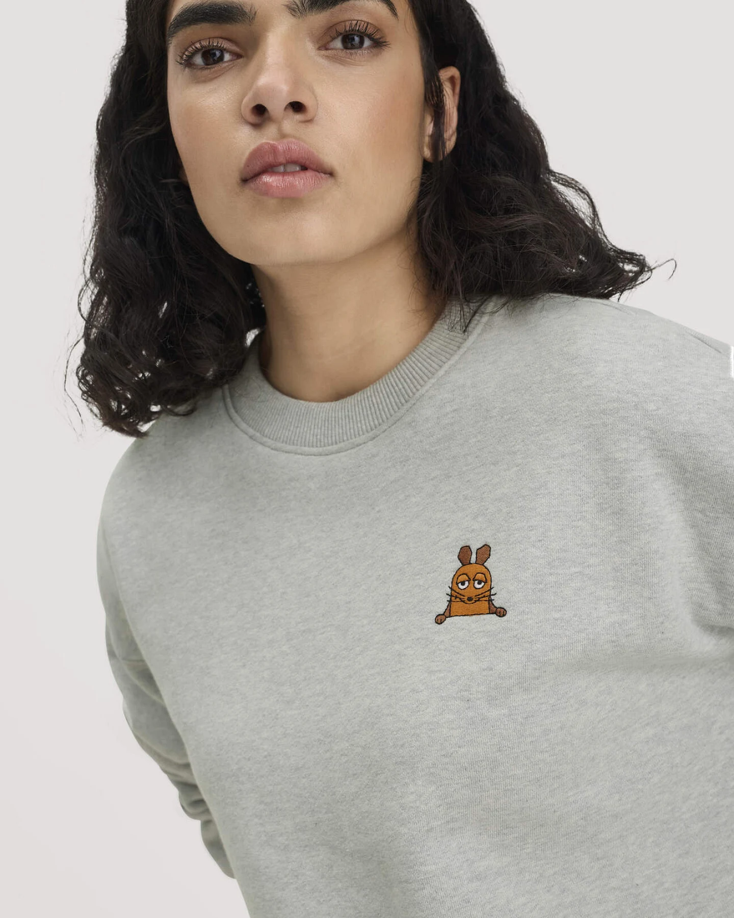 hessnatur Damen Sweatshirt DIE MAUS Oversize aus Bio-Baumwolle mit recycelter Baumwolle - grau - Größe L – Ansicht 4