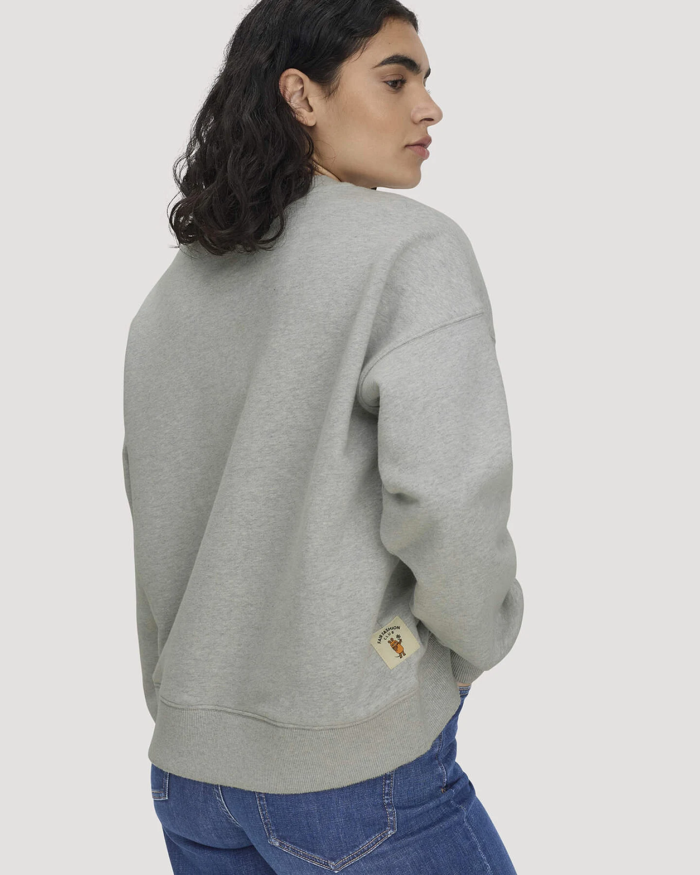 hessnatur Damen Sweatshirt DIE MAUS Oversize aus Bio-Baumwolle mit recycelter Baumwolle - grau - Größe S – Ansicht 3