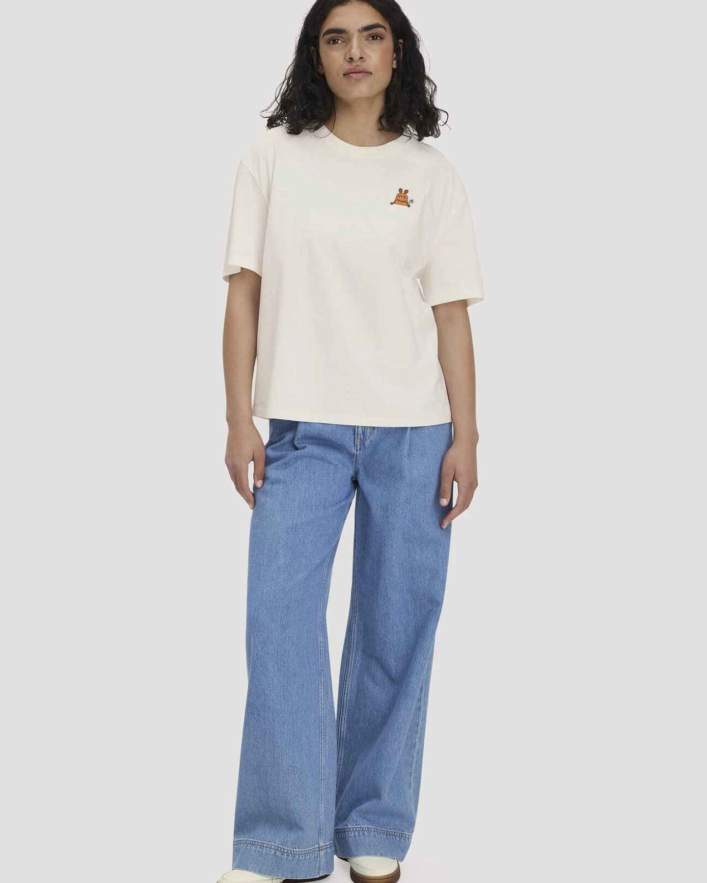 hessnatur Damen T-Shirt DIE MAUS Oversize aus Bio-Baumwolle mit recycelter Baumwolle - weiß - Größe L – Ansicht 2