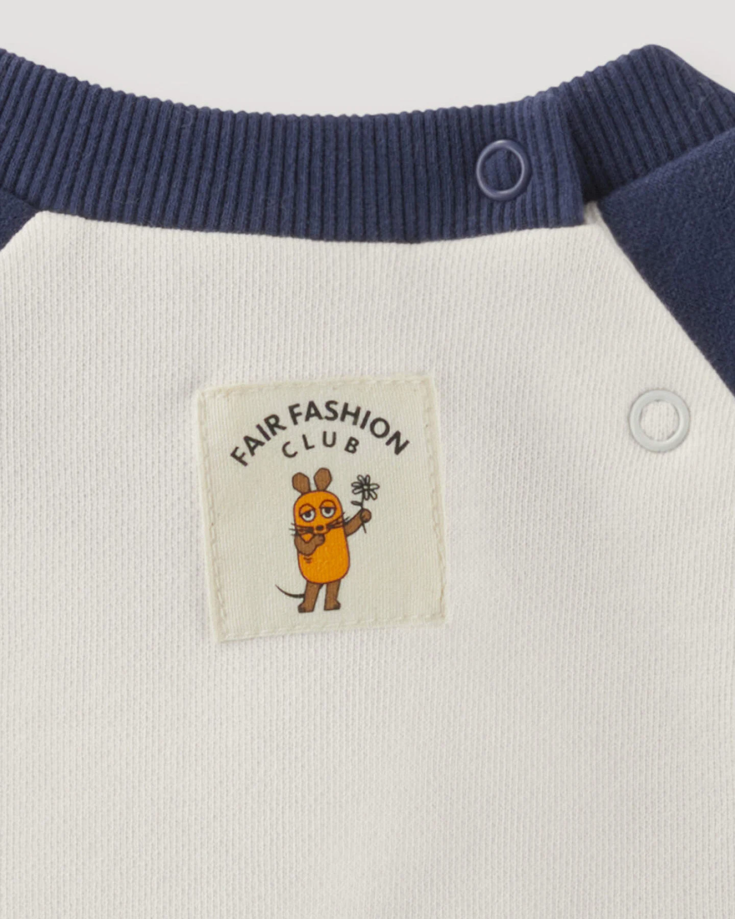 hessnatur Baby Sweatshirt DIE MAUS Regular aus Bio-Baumwolle mit recycelter Baumwolle - blau - Größe 86/92 – Ansicht 3