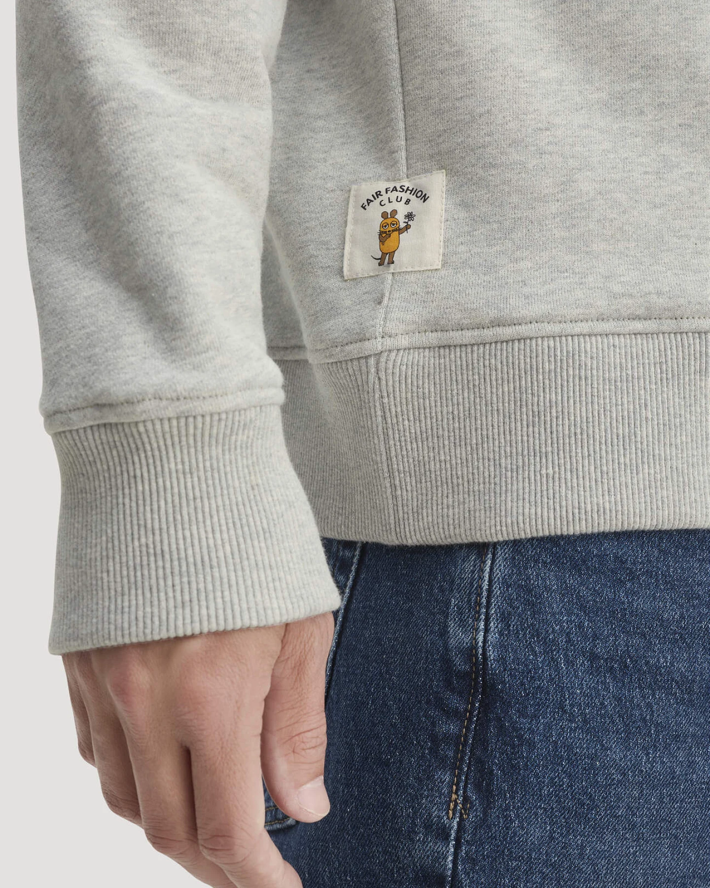hessnatur Herren Sweatshirt DIE MAUS Regular aus Bio-Baumwolle mit recycelter Baumwolle - grau - Größe L – Ansicht 4