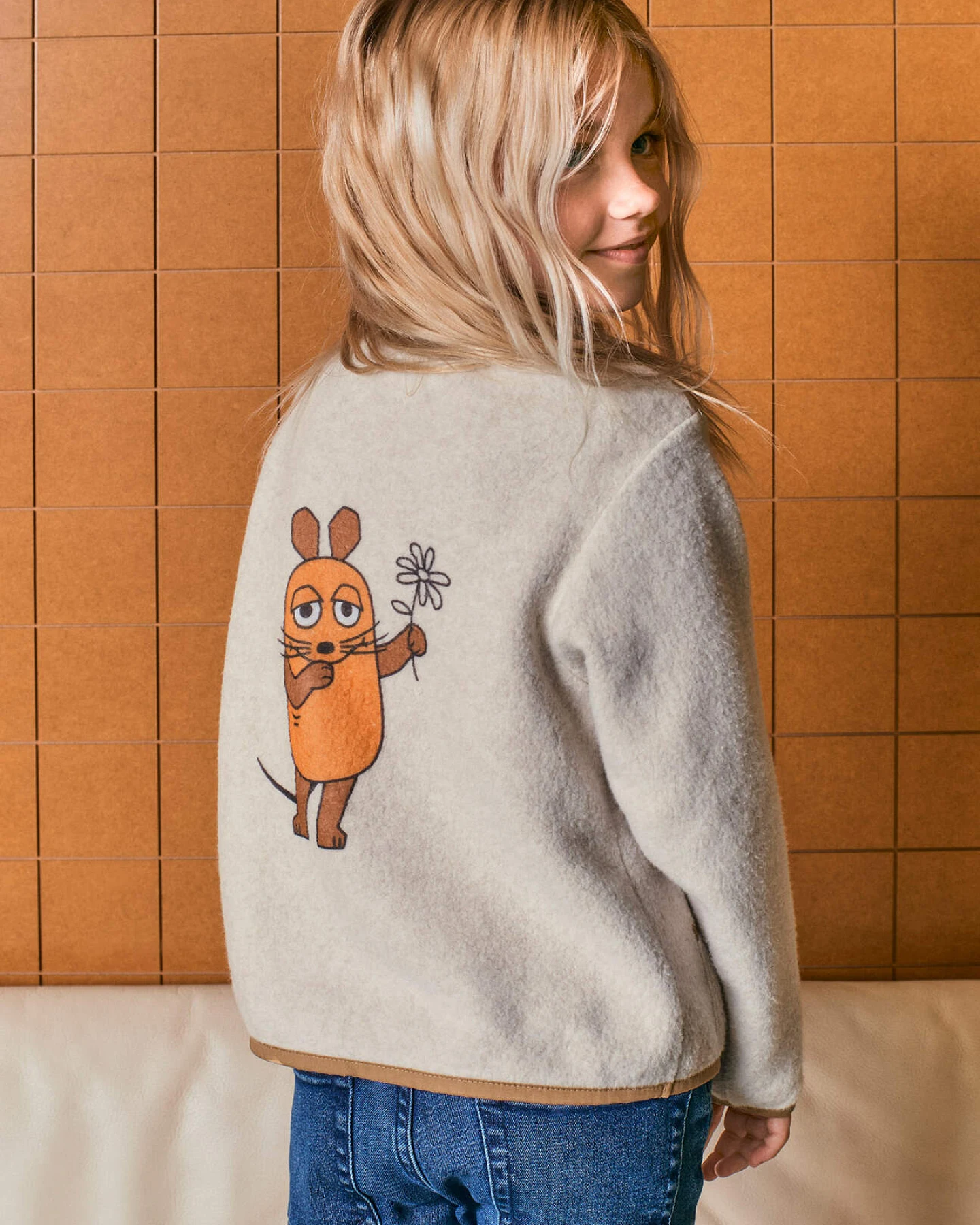 hessnatur Kinder Fleecejacke DIE MAUS aus Bio-Baumwolle - beige - Größe 122/128 – Ansicht 2
