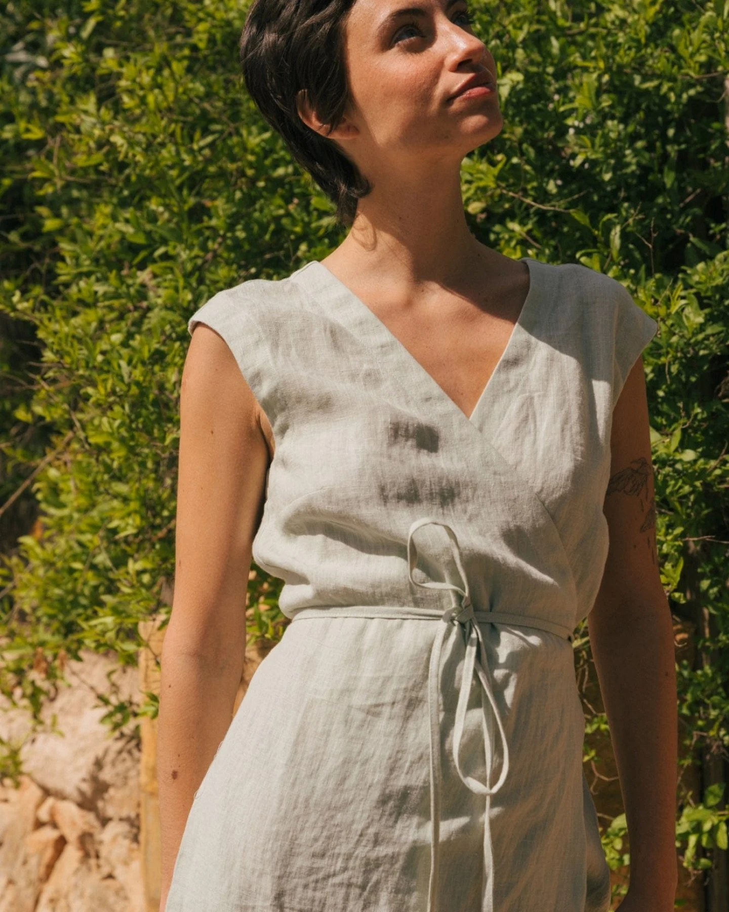 AmourLinen Damen vegan Kleid Mittellang Aurora Salbei Grün – Ansicht 2