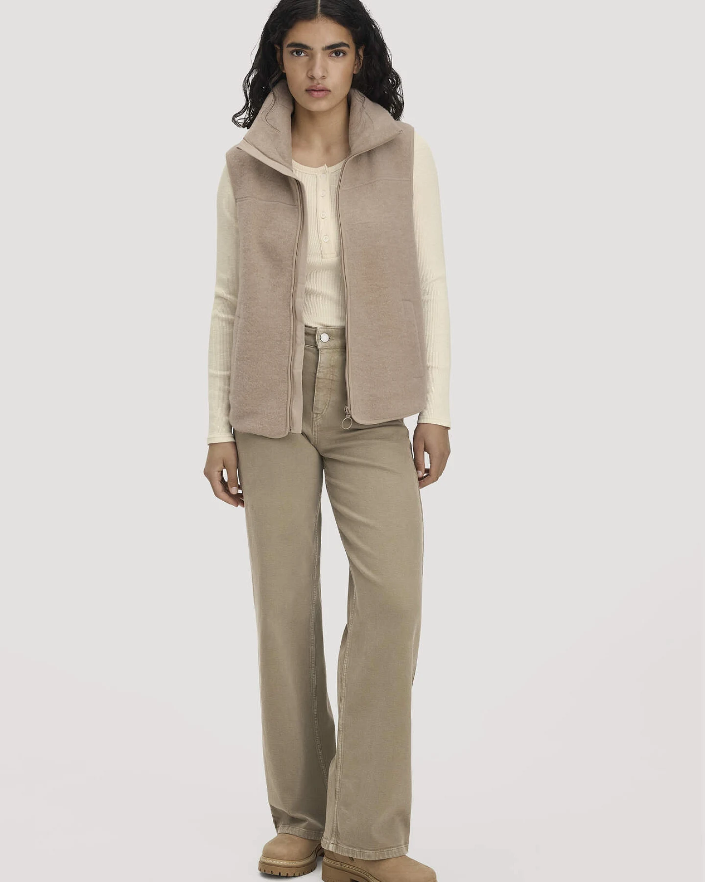 hessnatur Damen Wollfleece Weste Regular aus Merinowolle - beige - Größe M – Ansicht 2