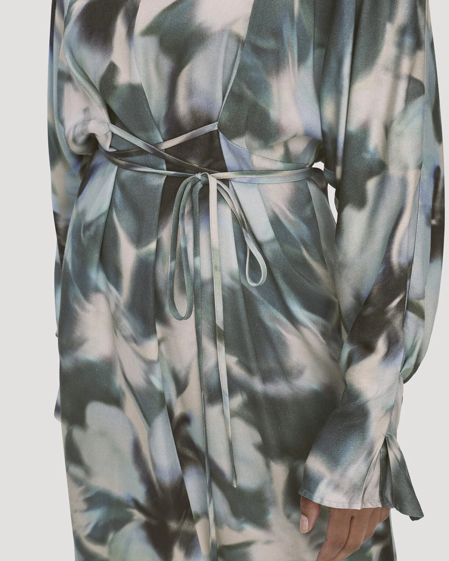 hessnatur Damen Kimono Kleid Wickeloptik Midi aus LENZING™ ECOVERO™ - blau - Größe 46 – Ansicht 3