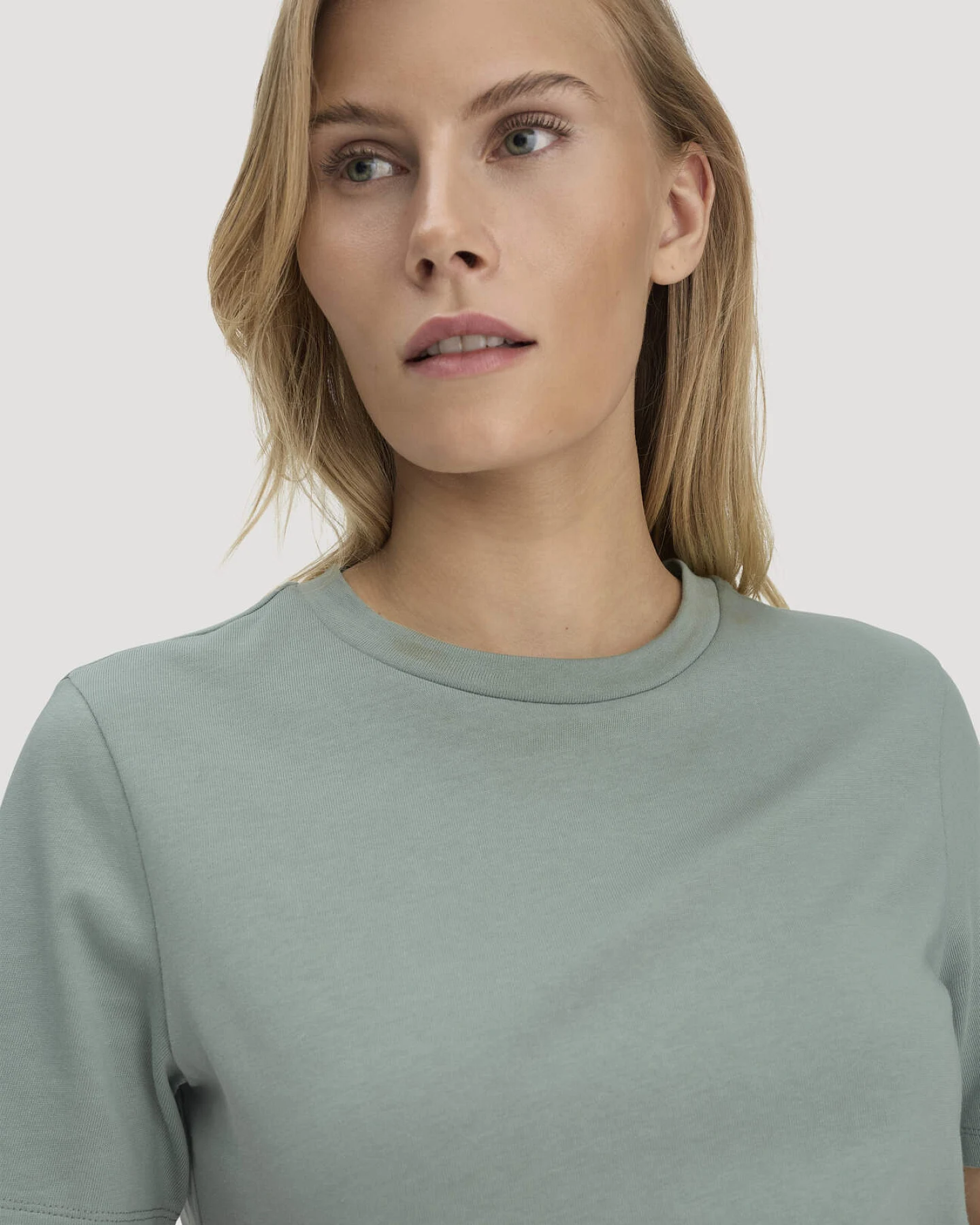 hessnatur Damen Heavy T-Shirt Relaxed aus Bio-Baumwolle - grün - Größe 34 – Ansicht 4
