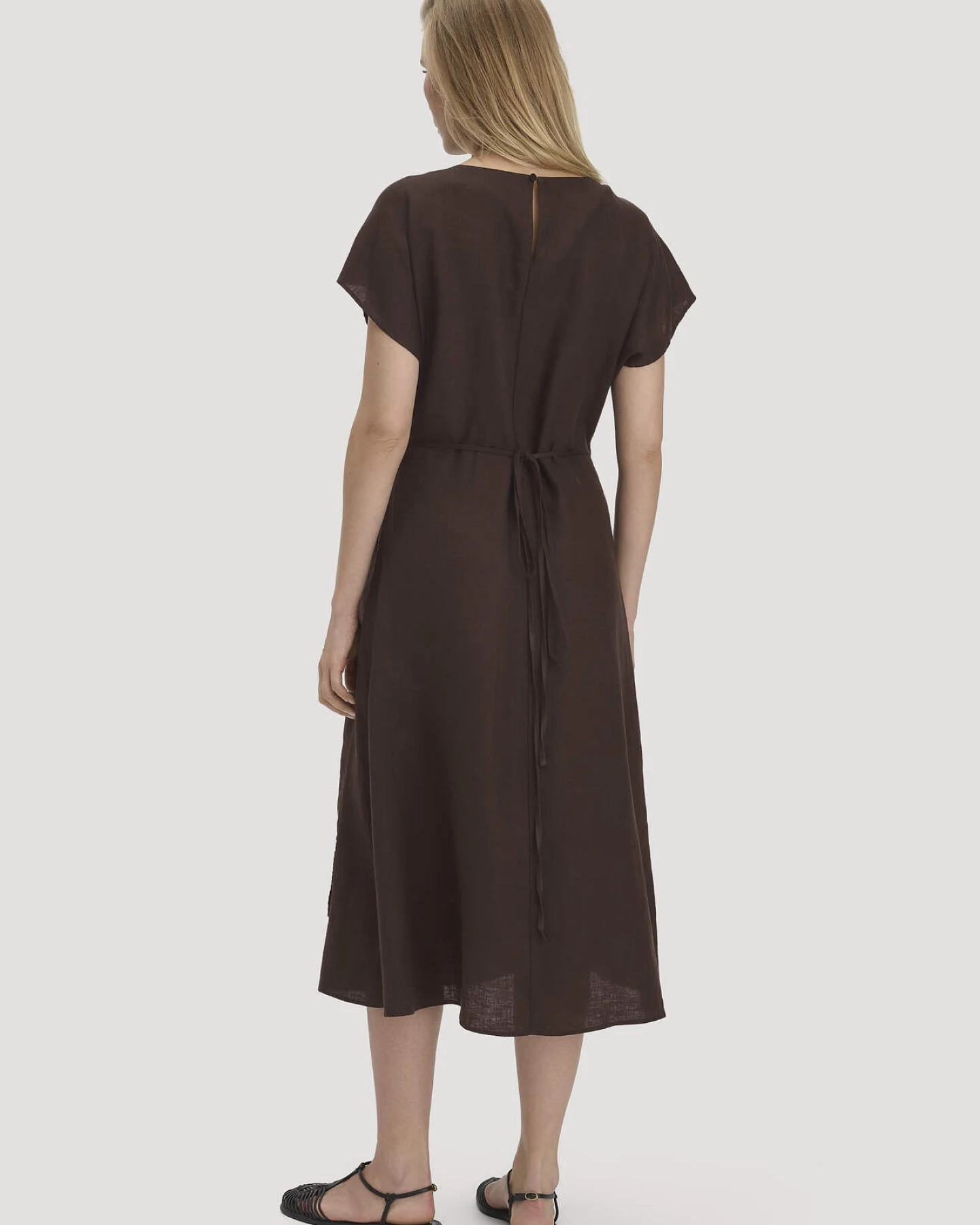 hessnatur Damen Kleid mit Wickeloptik Midi aus Leinen - braun - Größe 44 – Ansicht 2
