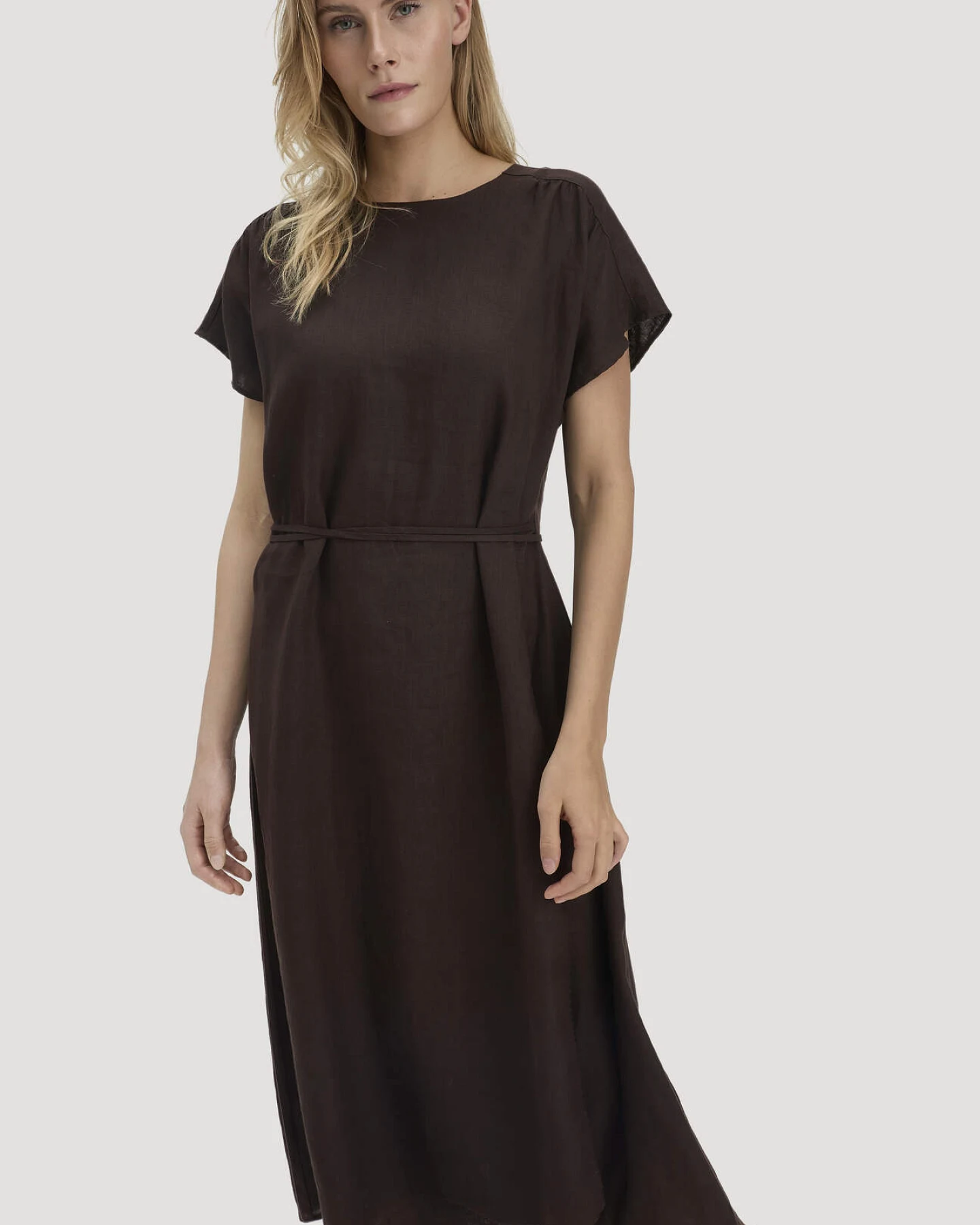 hessnatur Damen Kleid mit Wickeloptik Midi aus Leinen - braun - Größe 44 – Ansicht 4