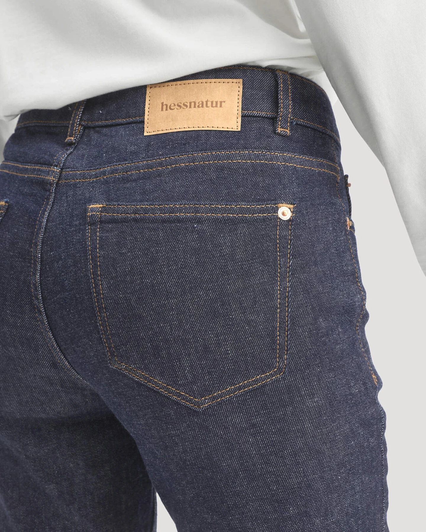 hessnatur Damen Jeans LEA Slim aus Bio-Baumwolle mit recycelter Baumwolle - blau - Größe 26/34 – Ansicht 3