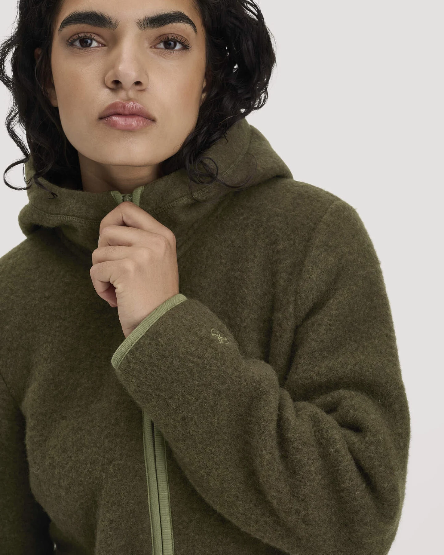 hessnatur Damen Wollfleece-Jacke mit Kapuze Regular aus Bio-Merinowolle - grün - Größe S – Ansicht 4