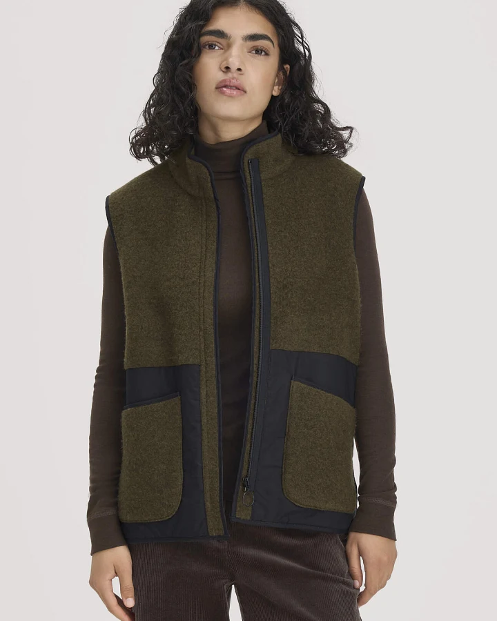 hessnatur Damen Wollfleece-Weste Patch Regular aus Bio-Merinowollewolle - grün - Größe M