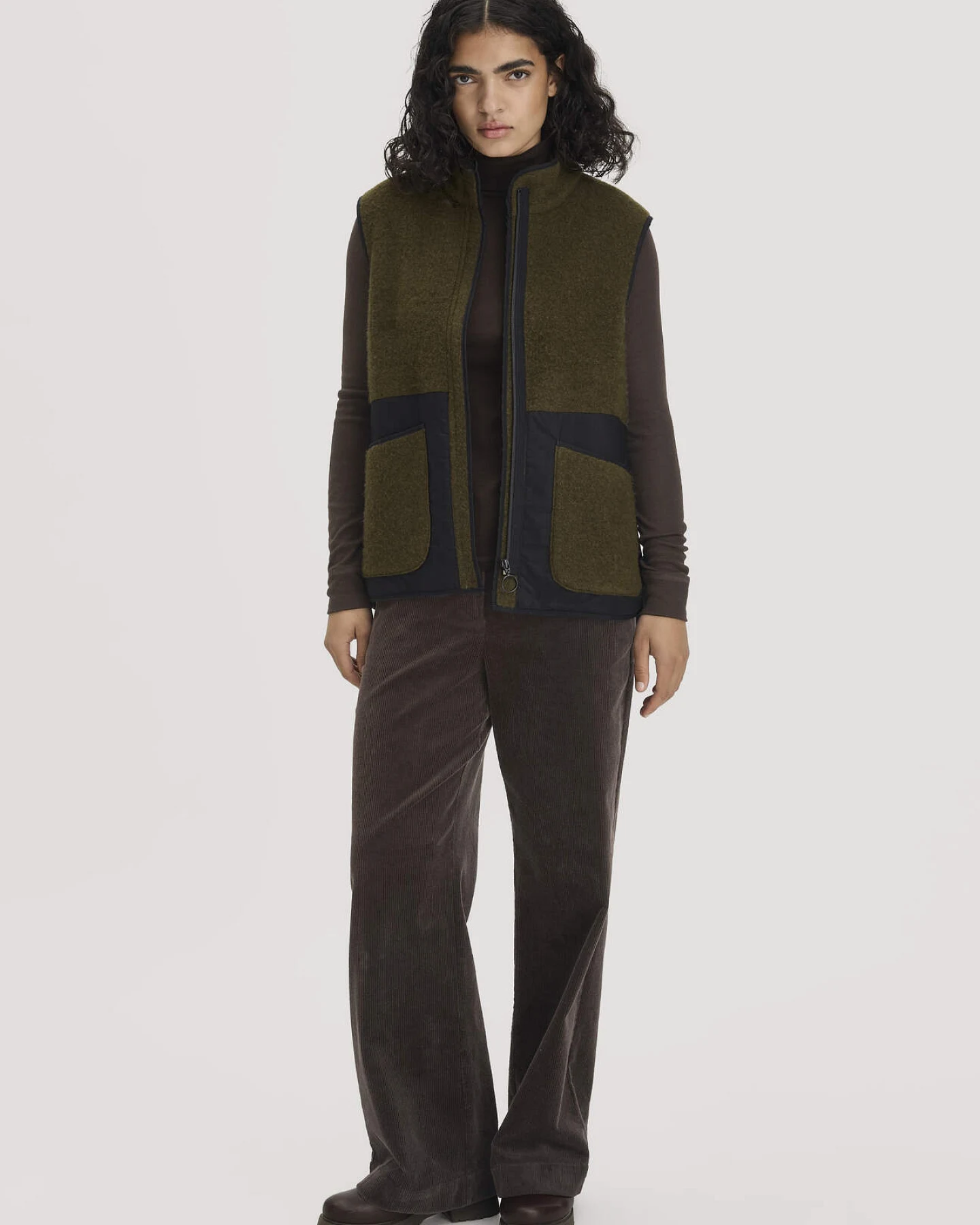hessnatur Damen Wollfleece-Weste Patch Regular aus Bio-Merinowollewolle - grün - Größe M – Ansicht 2