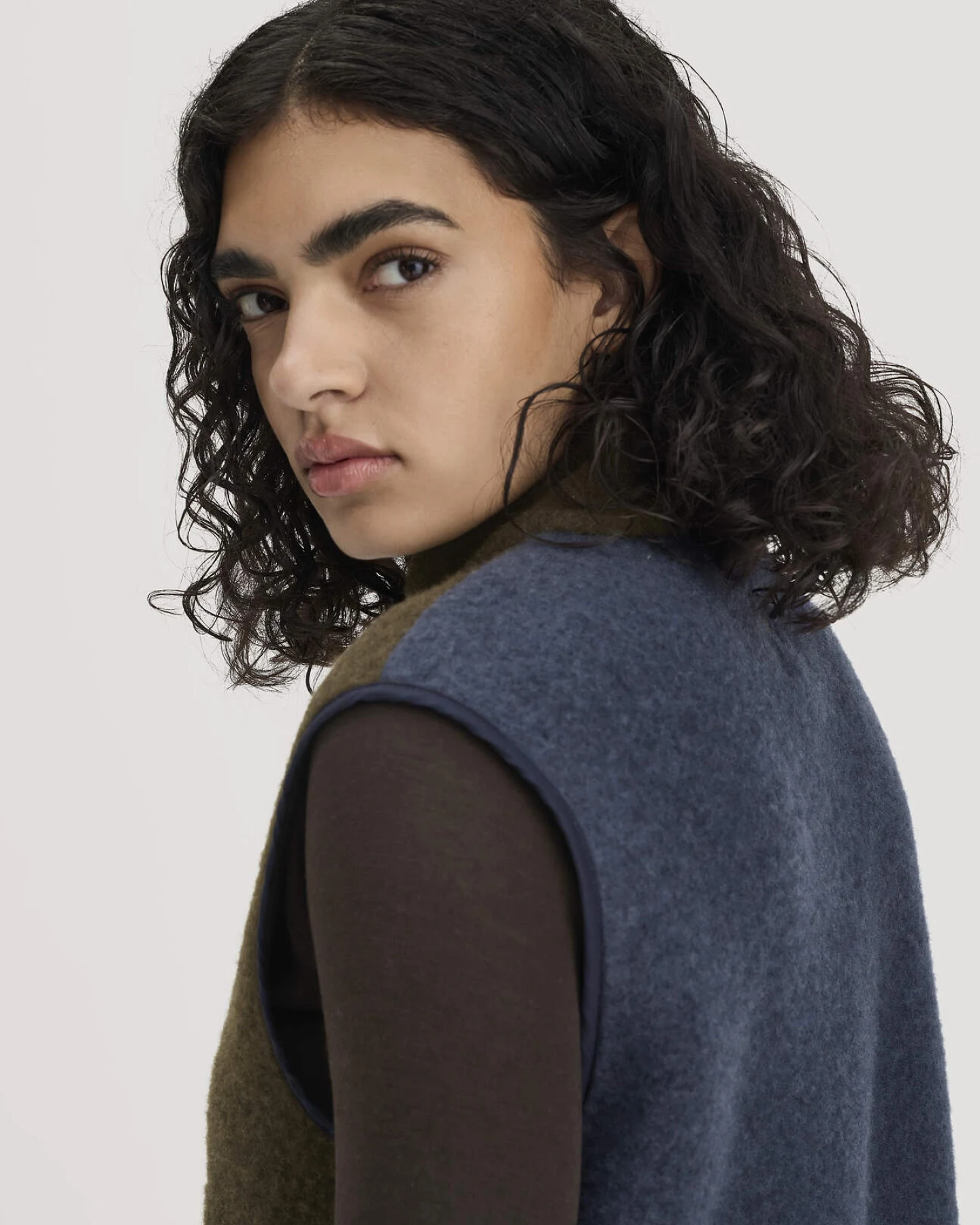 hessnatur Damen Wollfleece-Weste Patch Regular aus Bio-Merinowollewolle - grün - Größe M – Ansicht 4