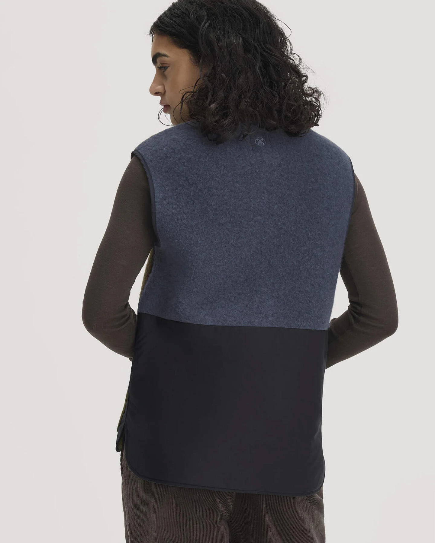 hessnatur Damen Wollfleece-Weste Patch Regular aus Bio-Merinowollewolle - grün - Größe XL – Ansicht 3