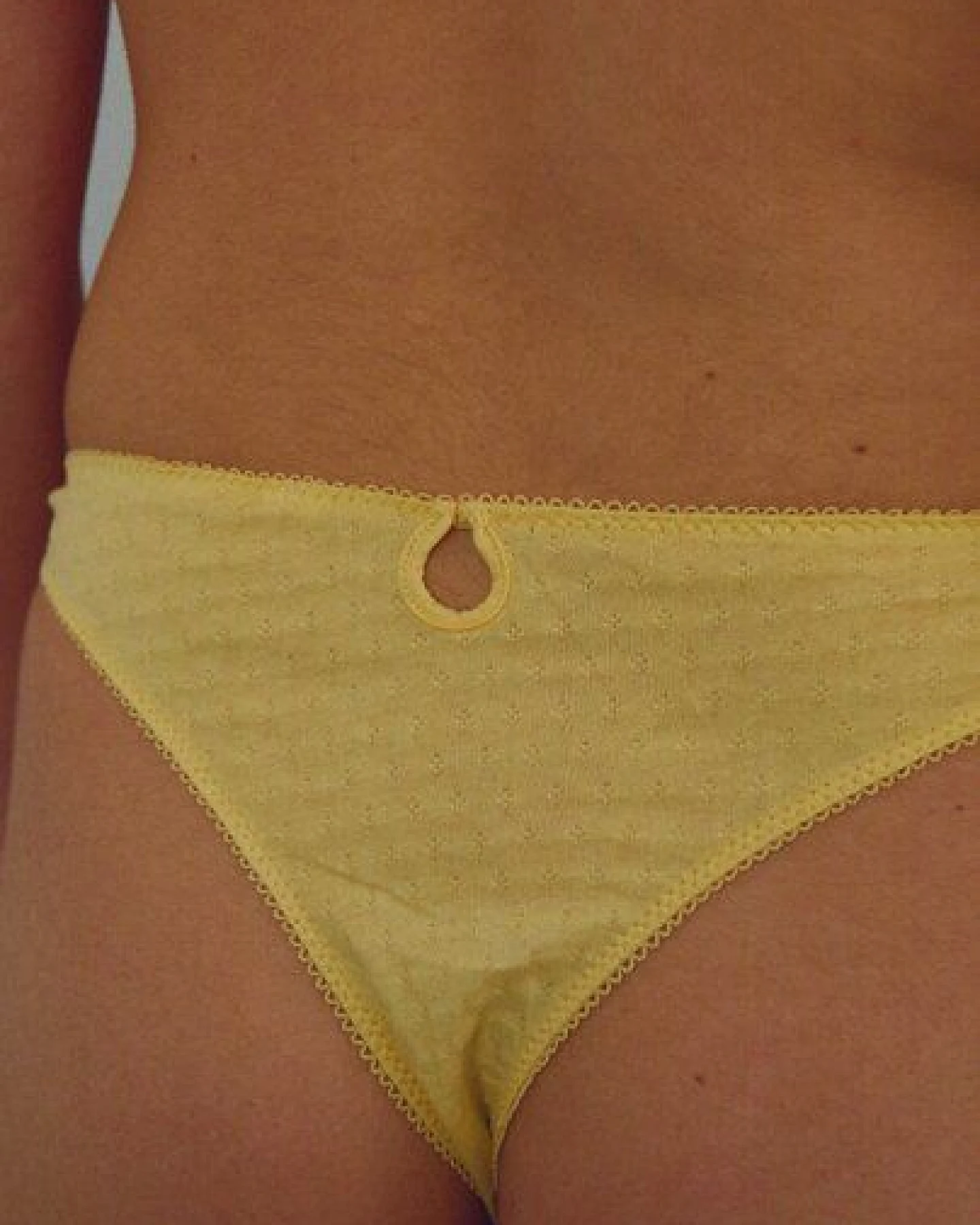 Nénés Zeitloser Tanga – Gelb – Ansicht 4