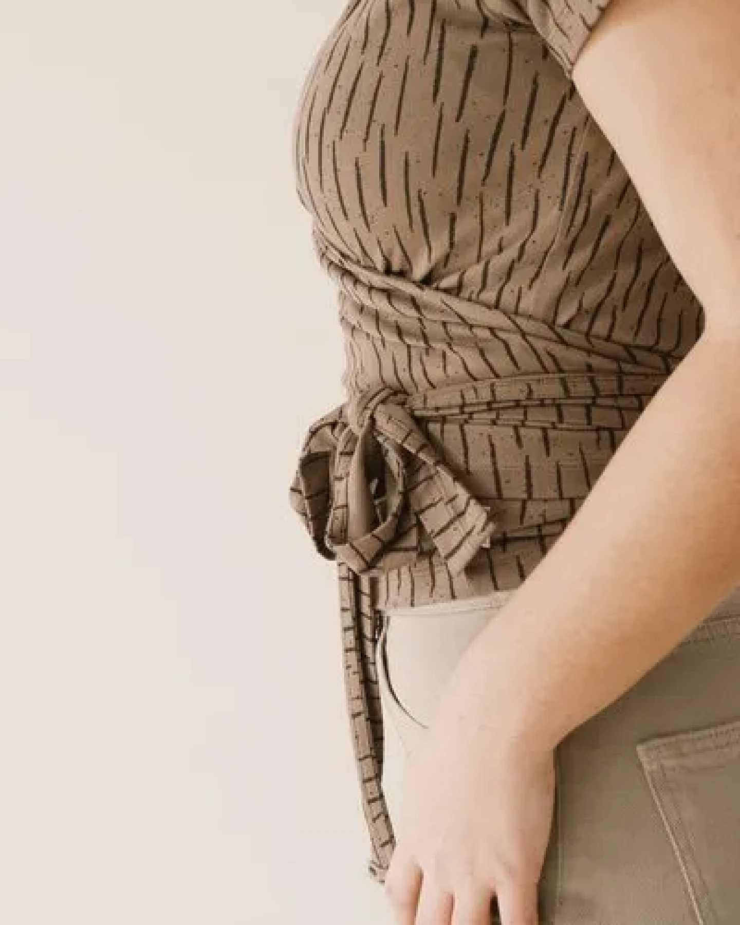 TIRALAHILACHA Hagne wrap T-Shirt in bark brown – Ansicht 3