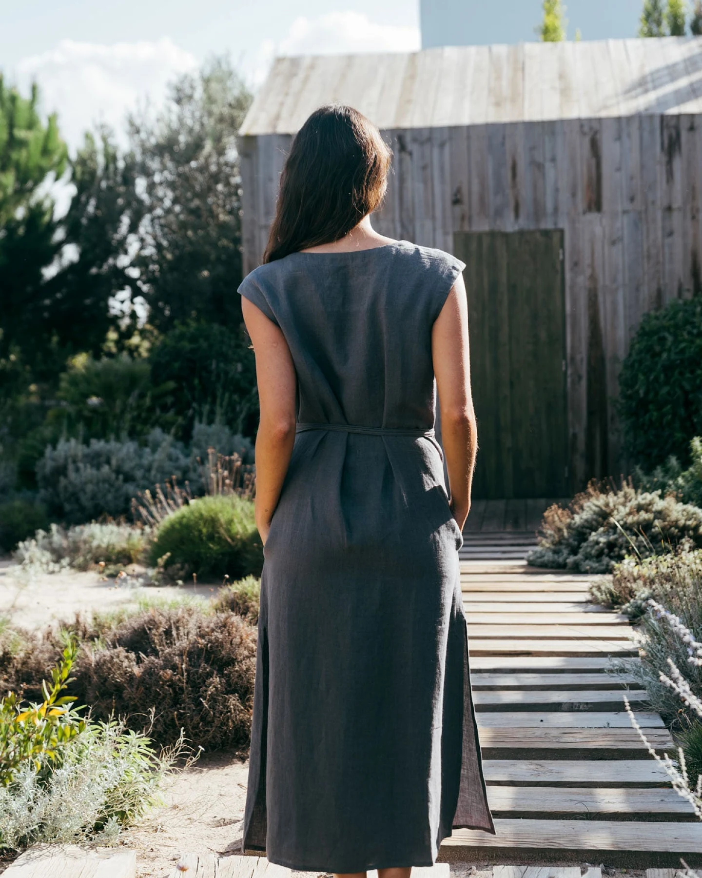 AmourLinen Damen vegan Kleid Mittellang Aurora Anthrazit – Ansicht 2