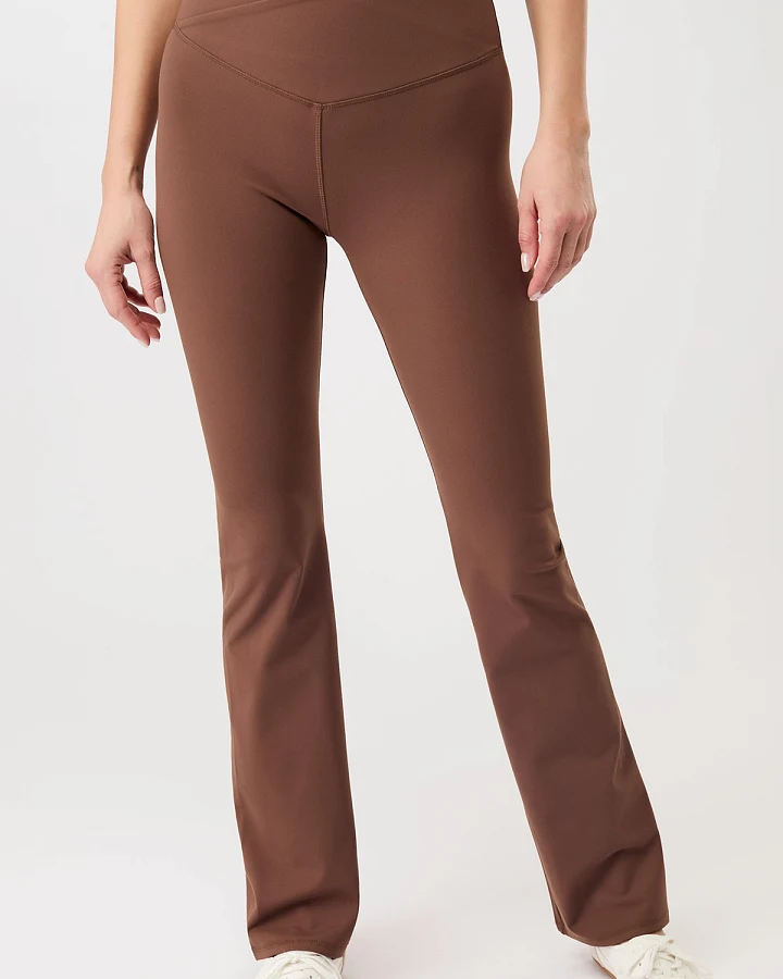 MANDALA Damen vegan Sporthose Flared Wilderness Braun