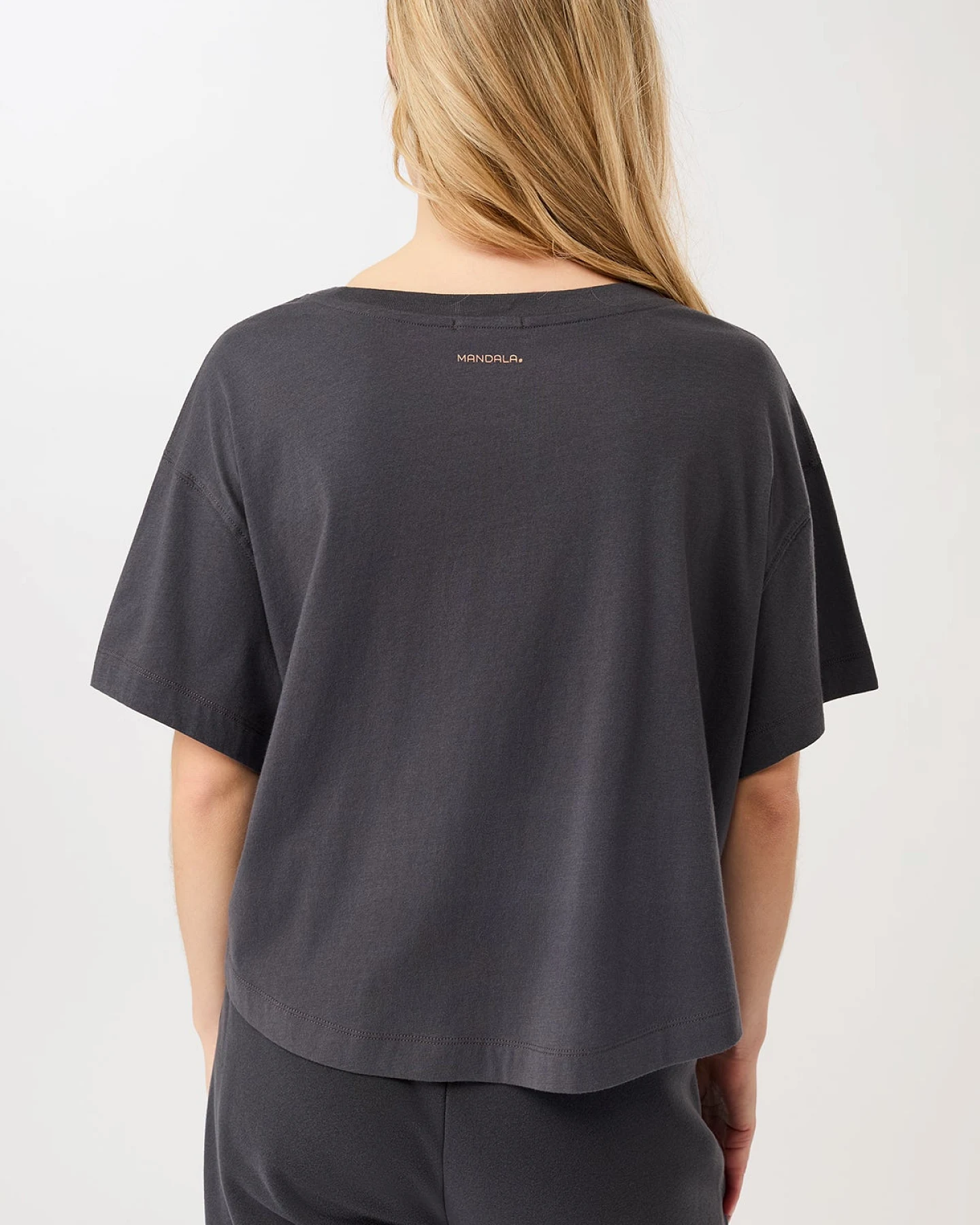 MANDALA Damen vegan T-Shirt Boxy In Grau – Ansicht 2