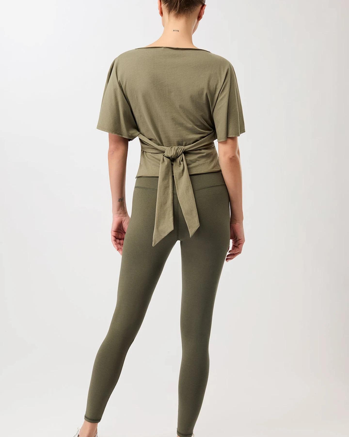 MANDALA Damen vegan T-Shirt Mit Schleife Am Rücken Khaki – Ansicht 2
