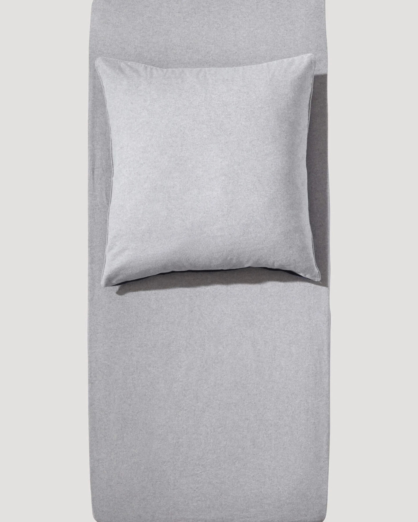 hessnatur Biber-Spannbett-Tuch aus Bio-Baumwolle - grau - Größe 90-100x200 cm – Ansicht 2