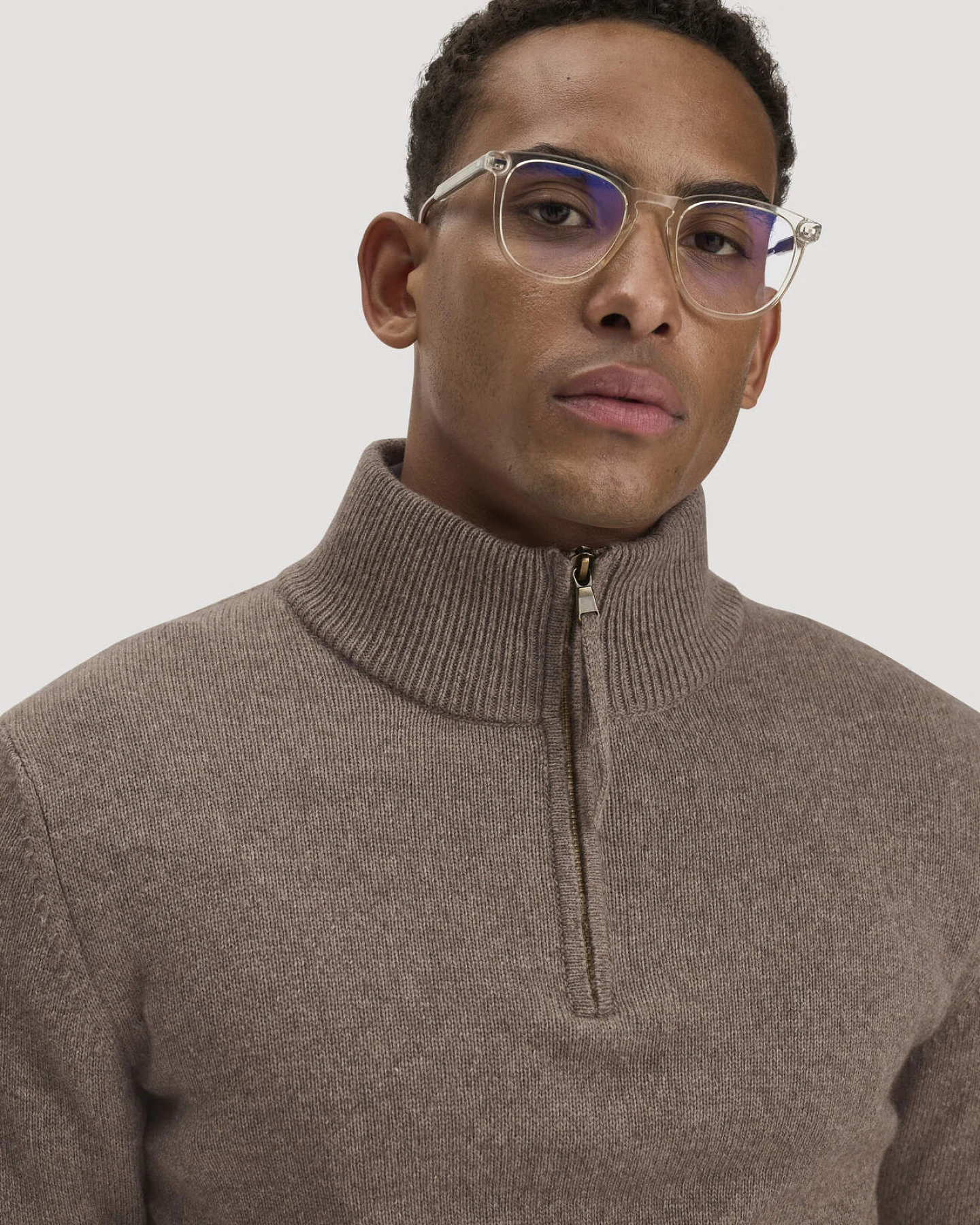 hessnatur Herren Strick Troyer Regular aus Bio-Merinowolle mit Bio-Baumwolle - braun - Größe S – Ansicht 4