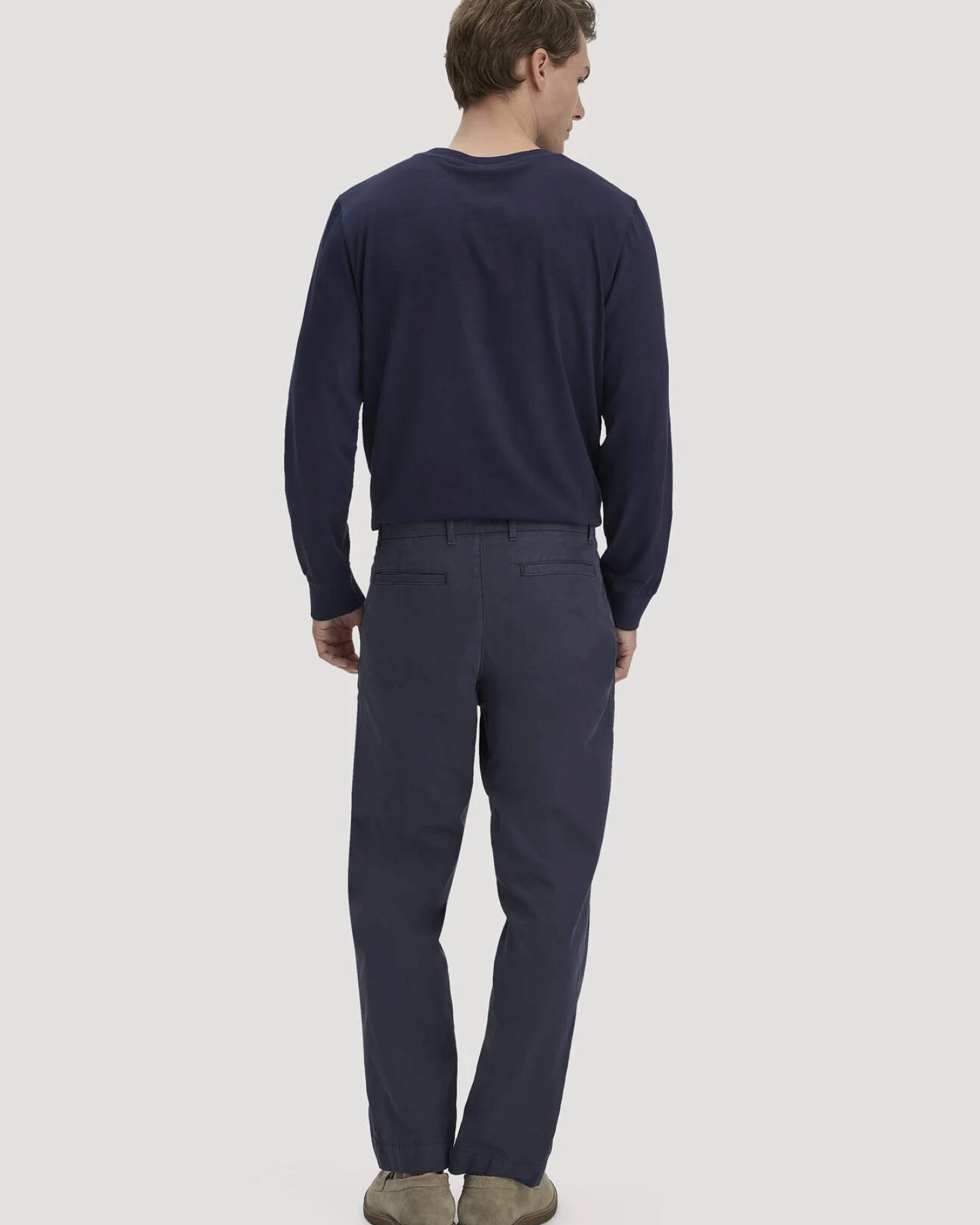 hessnatur Herren Chino RONNEL Relaxed aus Bio-Baumwolle - blau - Größe 33/32 – Ansicht 2