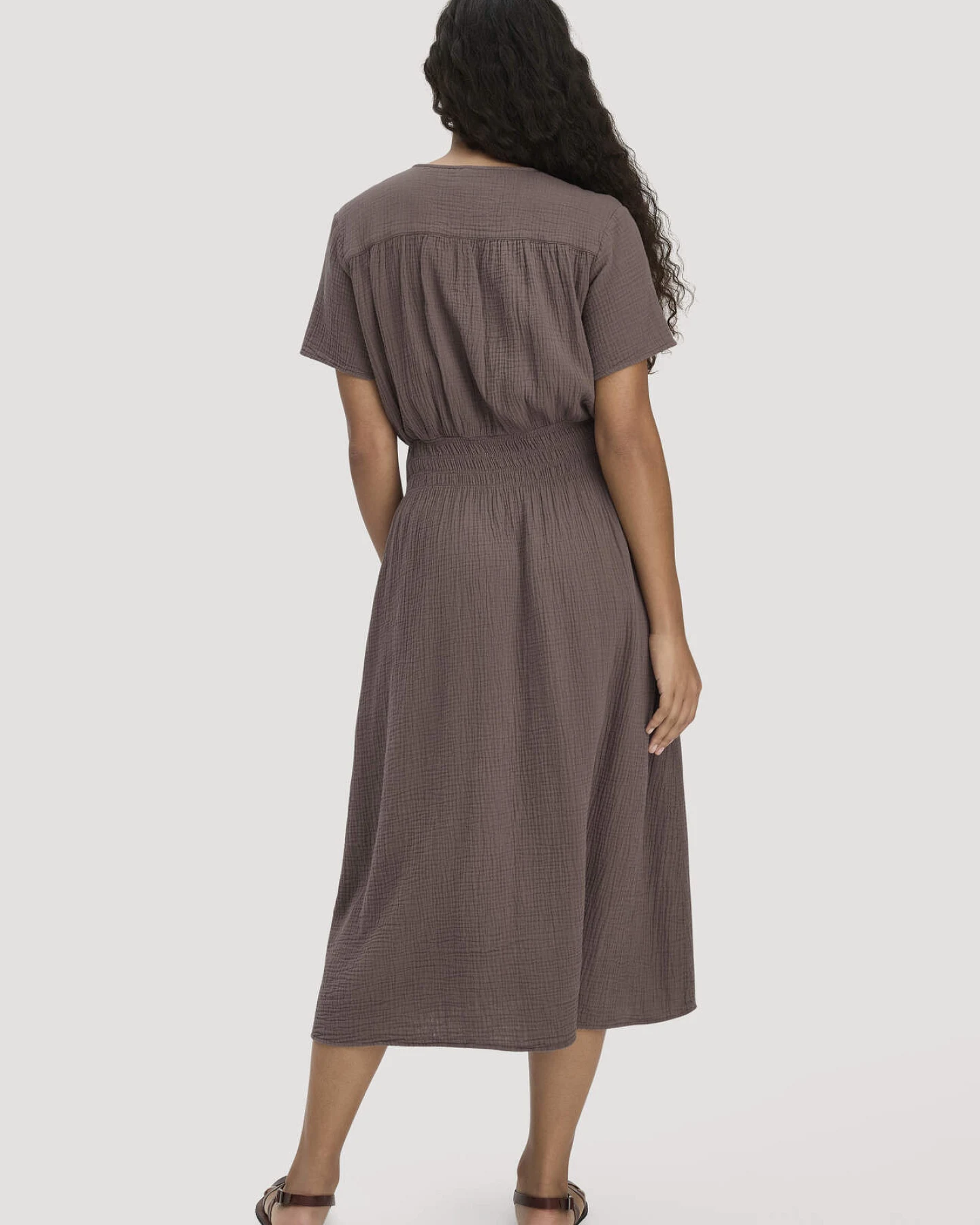 hessnatur Damen Musselin Kleid mit Taillierung Midi aus Bio-Baumwolle - braun - Größe 34 – Ansicht 2