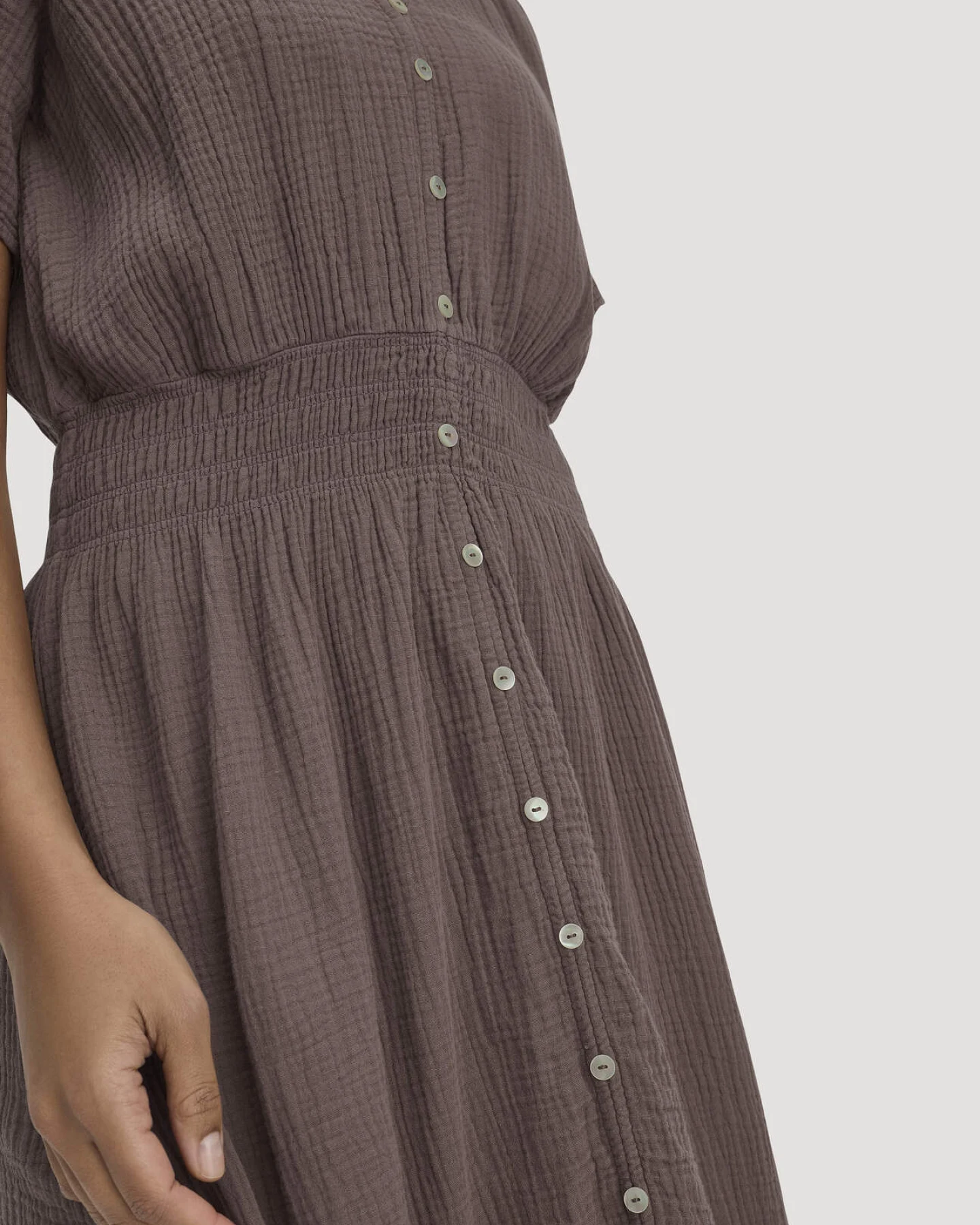 hessnatur Damen Musselin Kleid mit Taillierung Midi aus Bio-Baumwolle - braun - Größe 34 – Ansicht 3