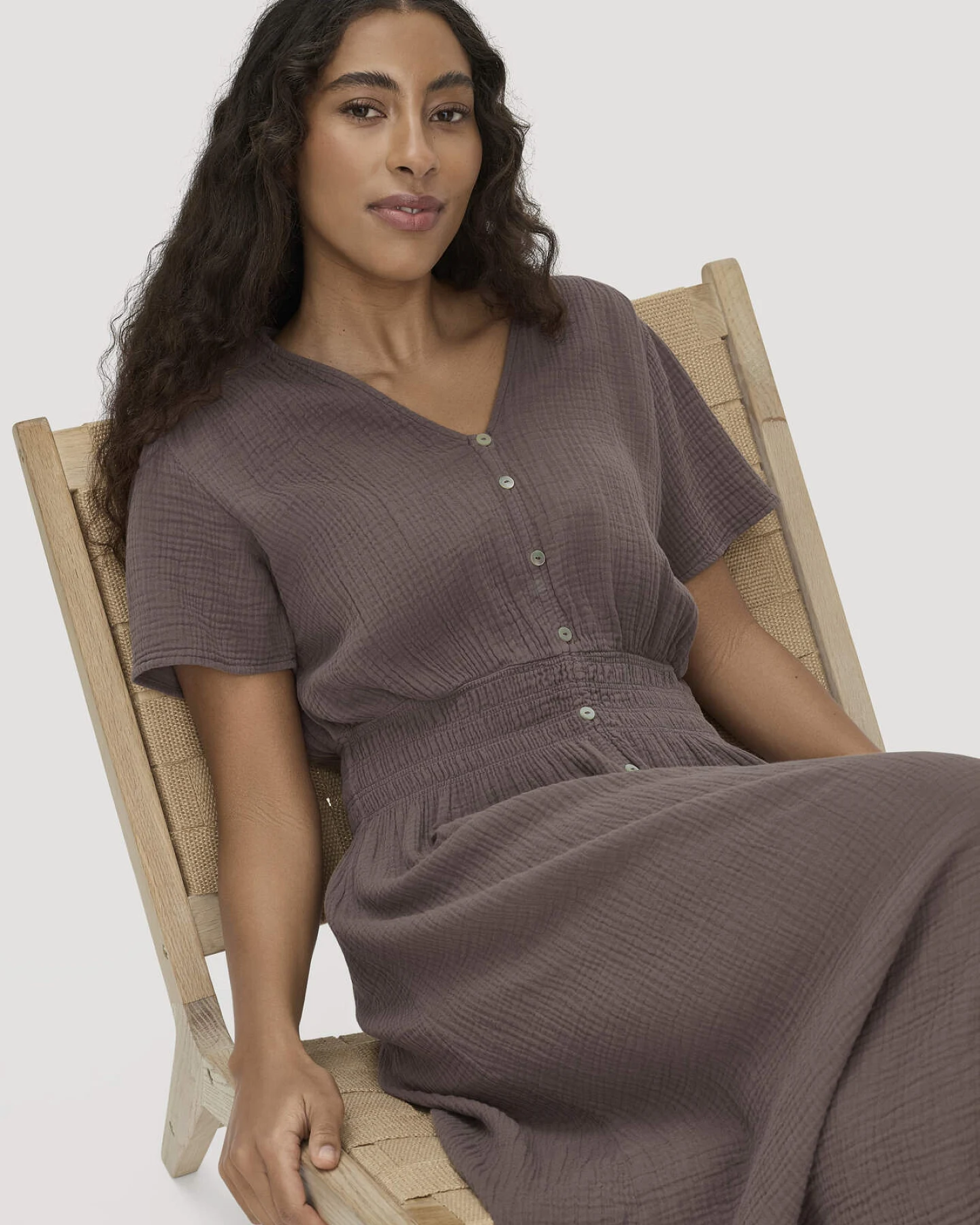 hessnatur Damen Musselin Kleid mit Taillierung Midi aus Bio-Baumwolle - braun - Größe 34 – Ansicht 4