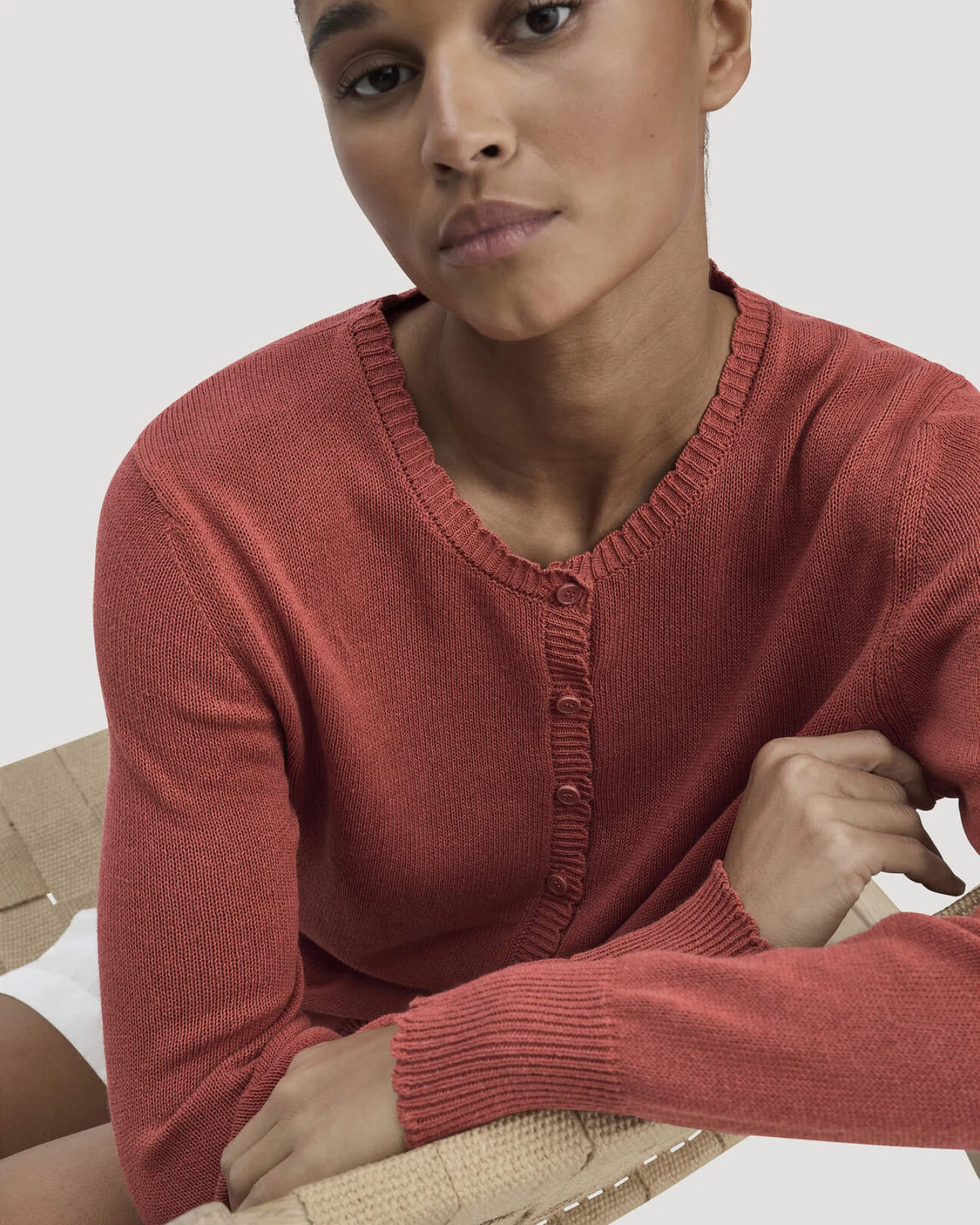 hessnatur Damen Strick Jacke Regular aus Leinen mit Baumwolle und Viskose - braun - Größe M – Ansicht 4