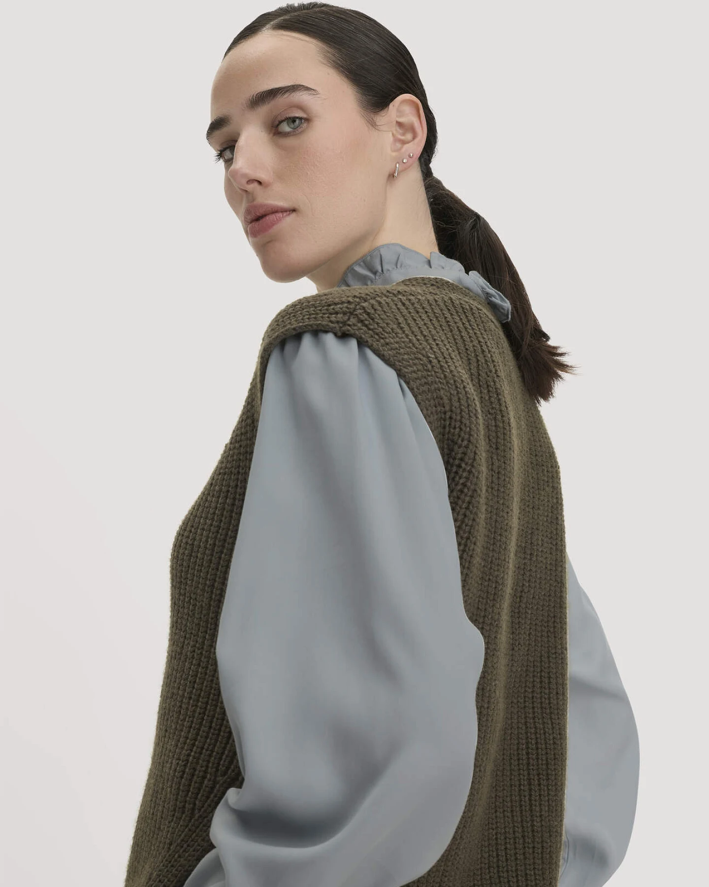 hessnatur Damen Strick Pullover Relaxed aus Bio-Baumwolle und Schurwolle - grün - Größe L – Ansicht 4