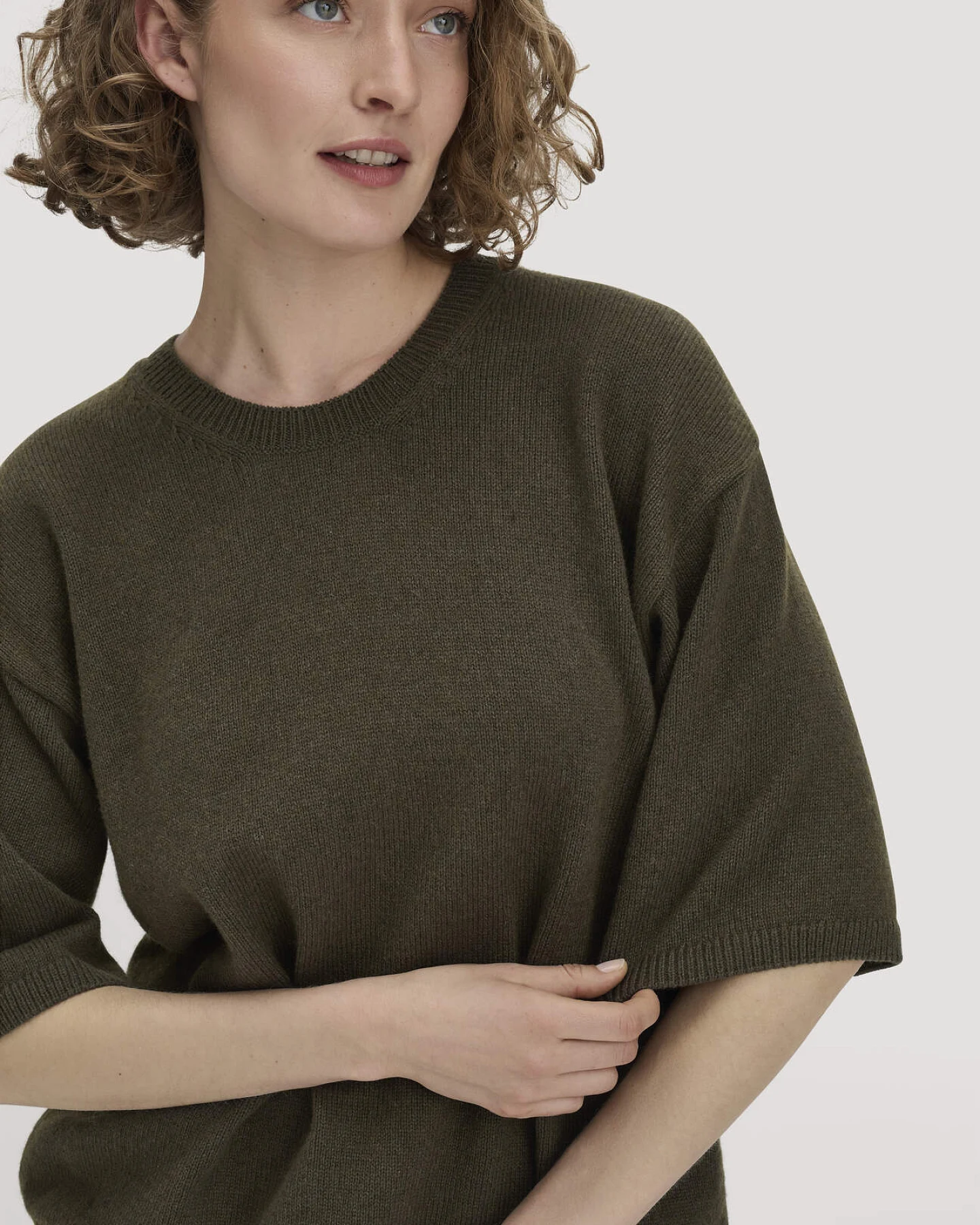 hessnatur Damen Strick Pullover Oversize aus Bio-Merinowolle mit Bio-Baumwolle - grün - Größe L – Ansicht 4