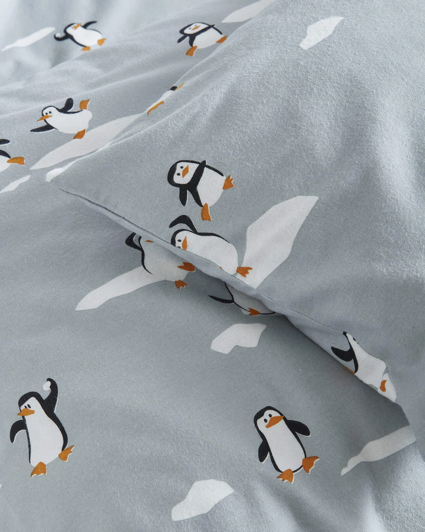 hessnatur Baby Biber Bettwäsche Pinguin aus Bio-Baumwolle - blau - Größe 135x200 / 80x80 cm – Ansicht 4