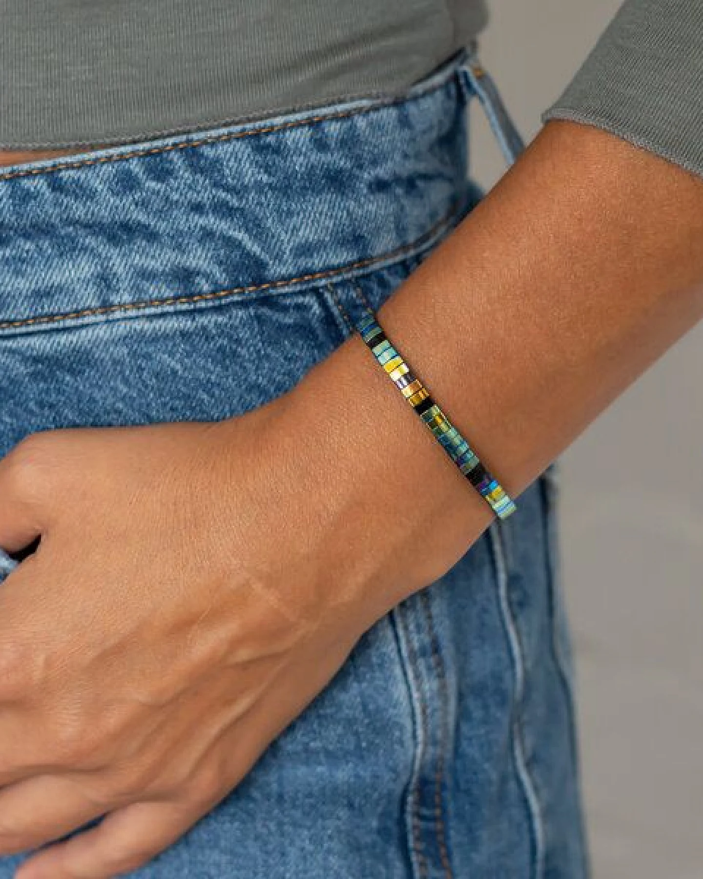 juni Armband Midnight Sky - schwarzes Perlenarmband mit Schimmer Effekt - handgemacht in Deutschland – Ansicht 2