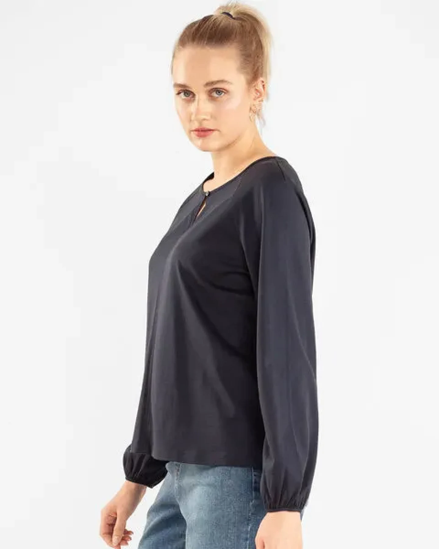 Alma & Lovis Feminines Blusenshirt aus Bio-Baumwolle – Ansicht 3