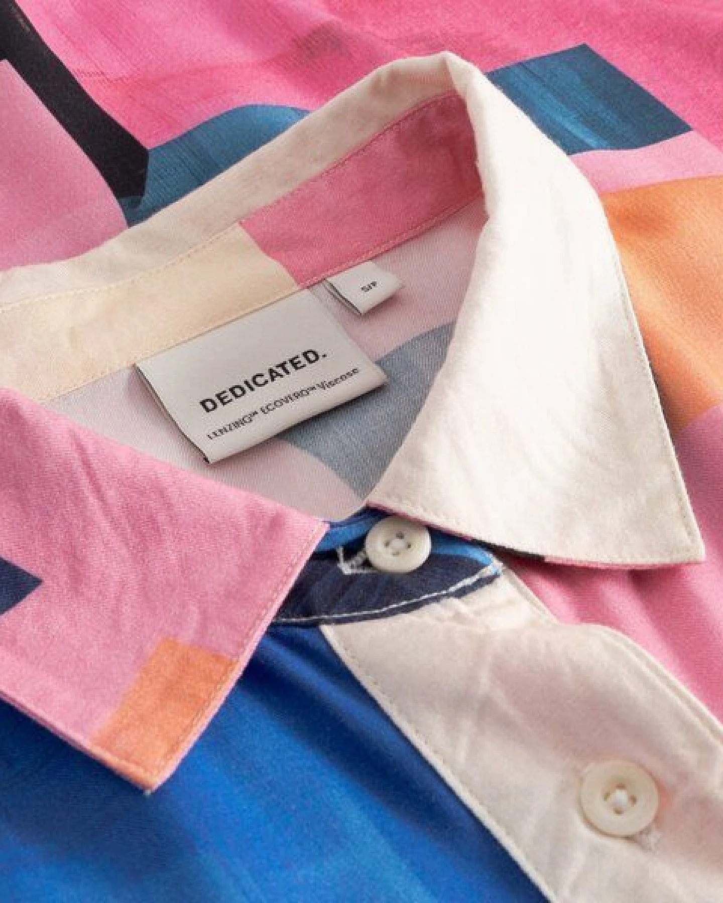 DEDICATED Alsvik - Buntes Shirt aus Lyocell – Ansicht 2