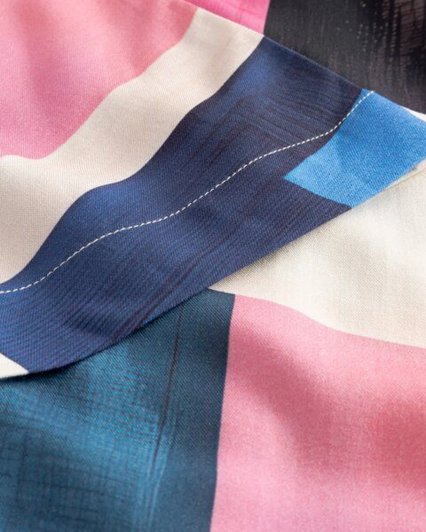 DEDICATED Alsvik - Buntes Shirt aus Lyocell – Ansicht 4