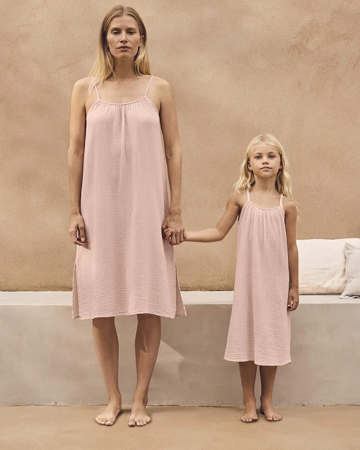 hessnatur Kinder Musselin Nachthemd PURE COMFORT aus Bio-Baumwolle - rosa - Größe 98/104