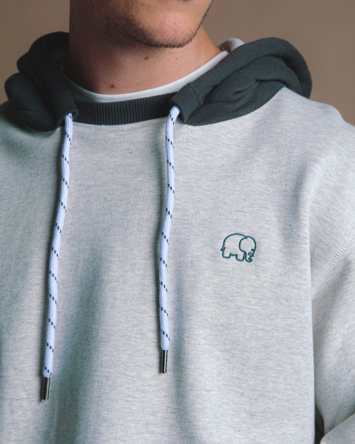 Trendsplant Herren vegan Hoodie Oversized Warm Heather Grey/Scarab – Ansicht 2