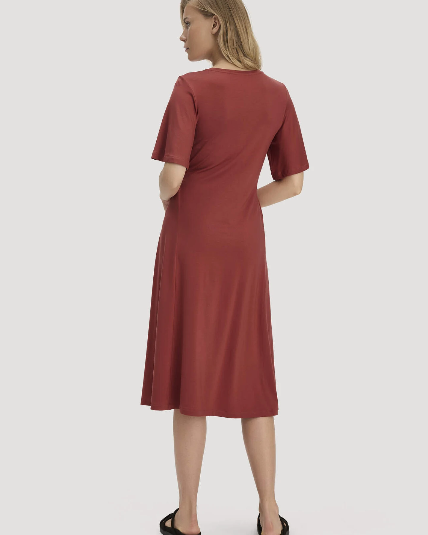 hessnatur Damen Jersey Kleid Kniebedeckend Slim aus TENCEL™ Lyocell - braun - Größe 34 – Ansicht 2