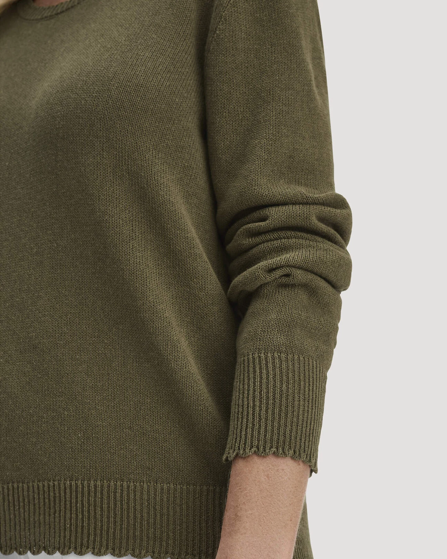 hessnatur Damen Strick Pullover Relaxed aus Leinen mit Bio-Baumwolle und LENZING™ ECOVERO - grün - Größe M – Ansicht 4