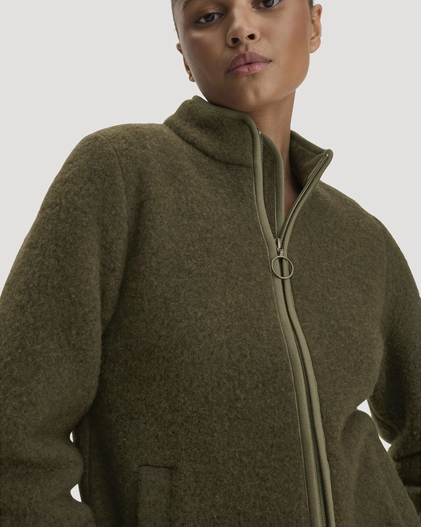 hessnatur Damen Wollfleece Jacke Regular aus Bio-Merinowolle - grün - Größe M – Ansicht 4