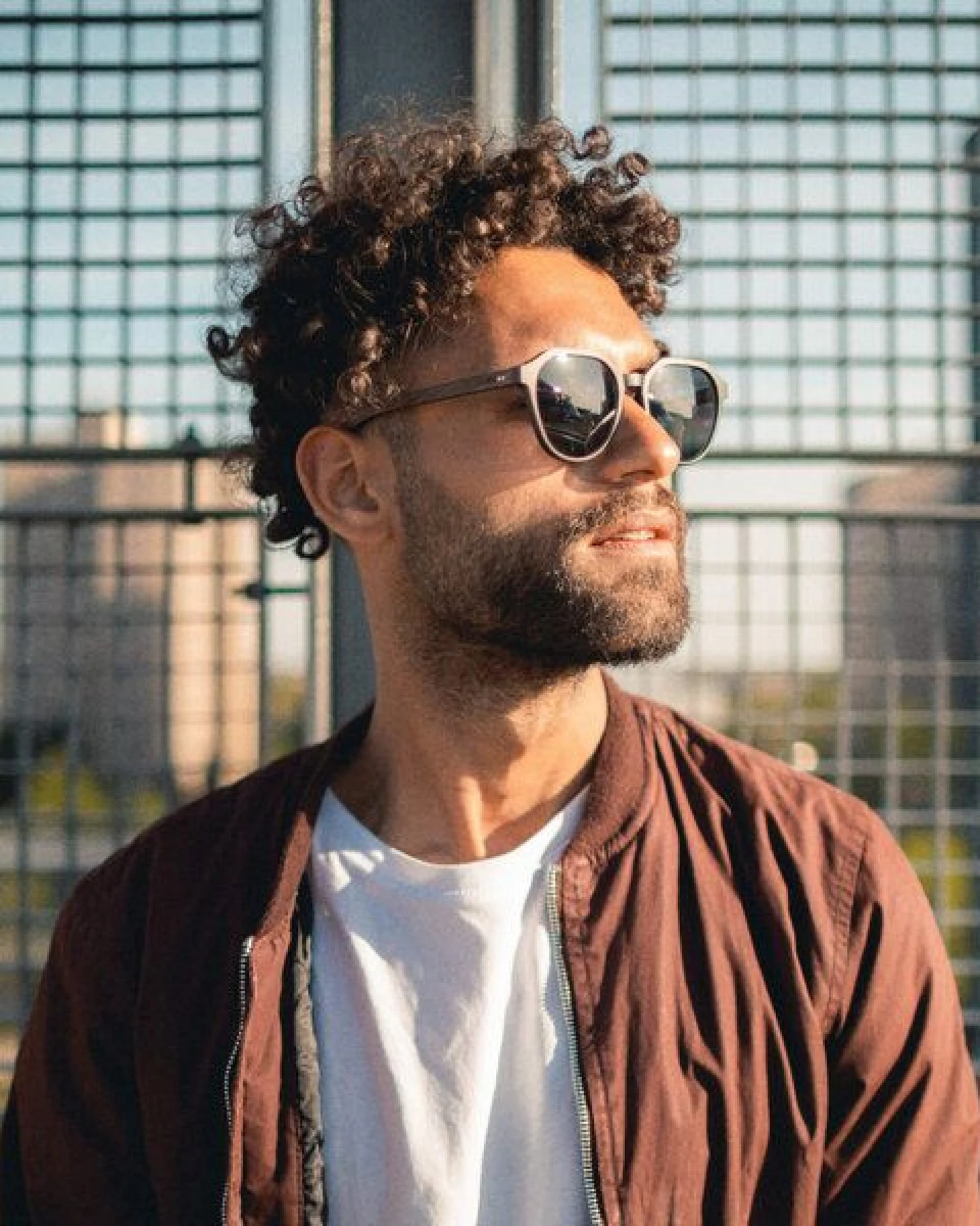 TAKE A SHOT Holz Sonnenbrille für Herren und Damen mit modernem Flattop Design – Ansicht 4