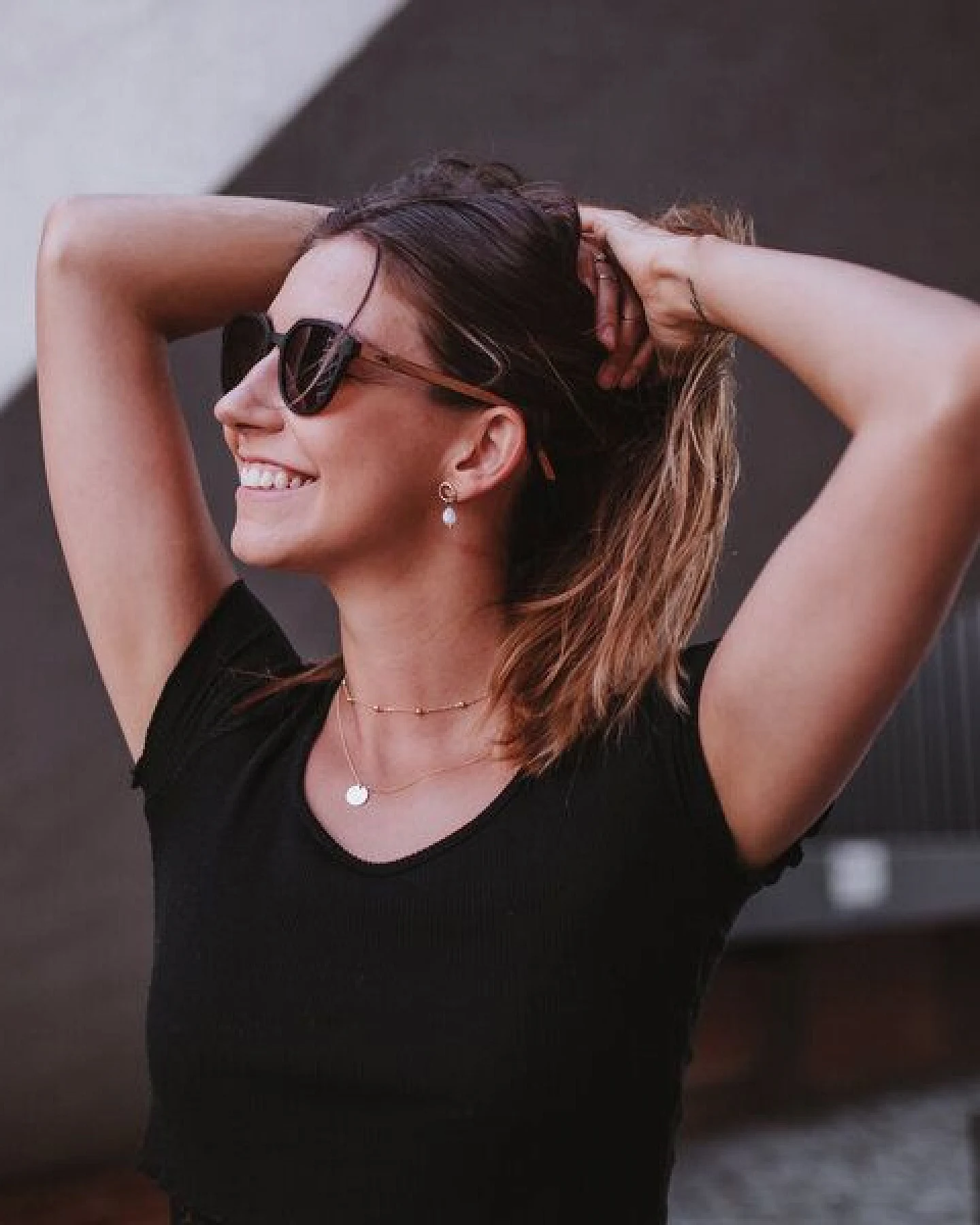 TAKE A SHOT Holz Sonnenbrille für Herren und Damen mit modernem Flattop Design – Ansicht 4