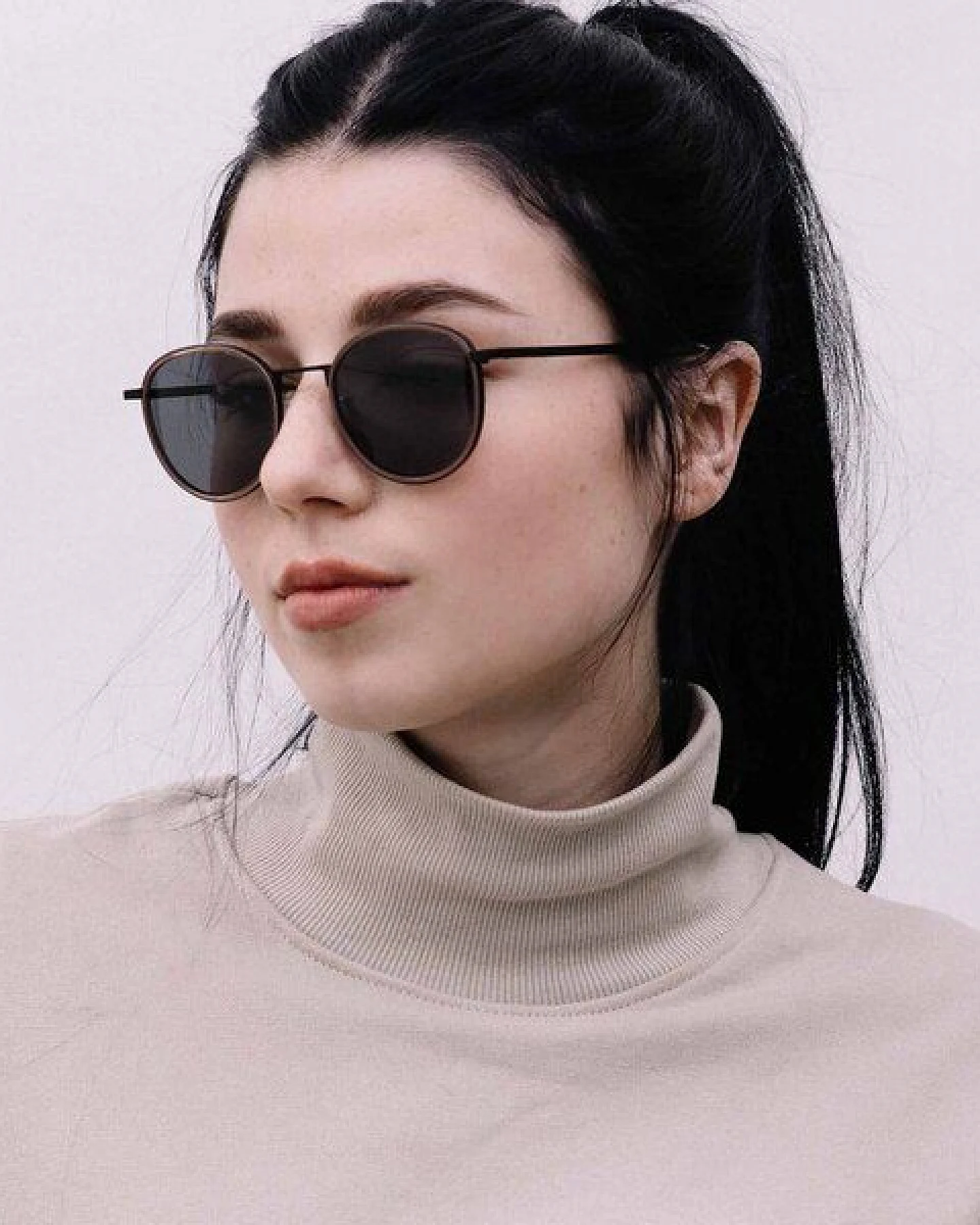 TAKE A SHOT Runde Sonnenbrille aus Edelstahl mit ECO Acetate - Ada Kollektion – Ansicht 4